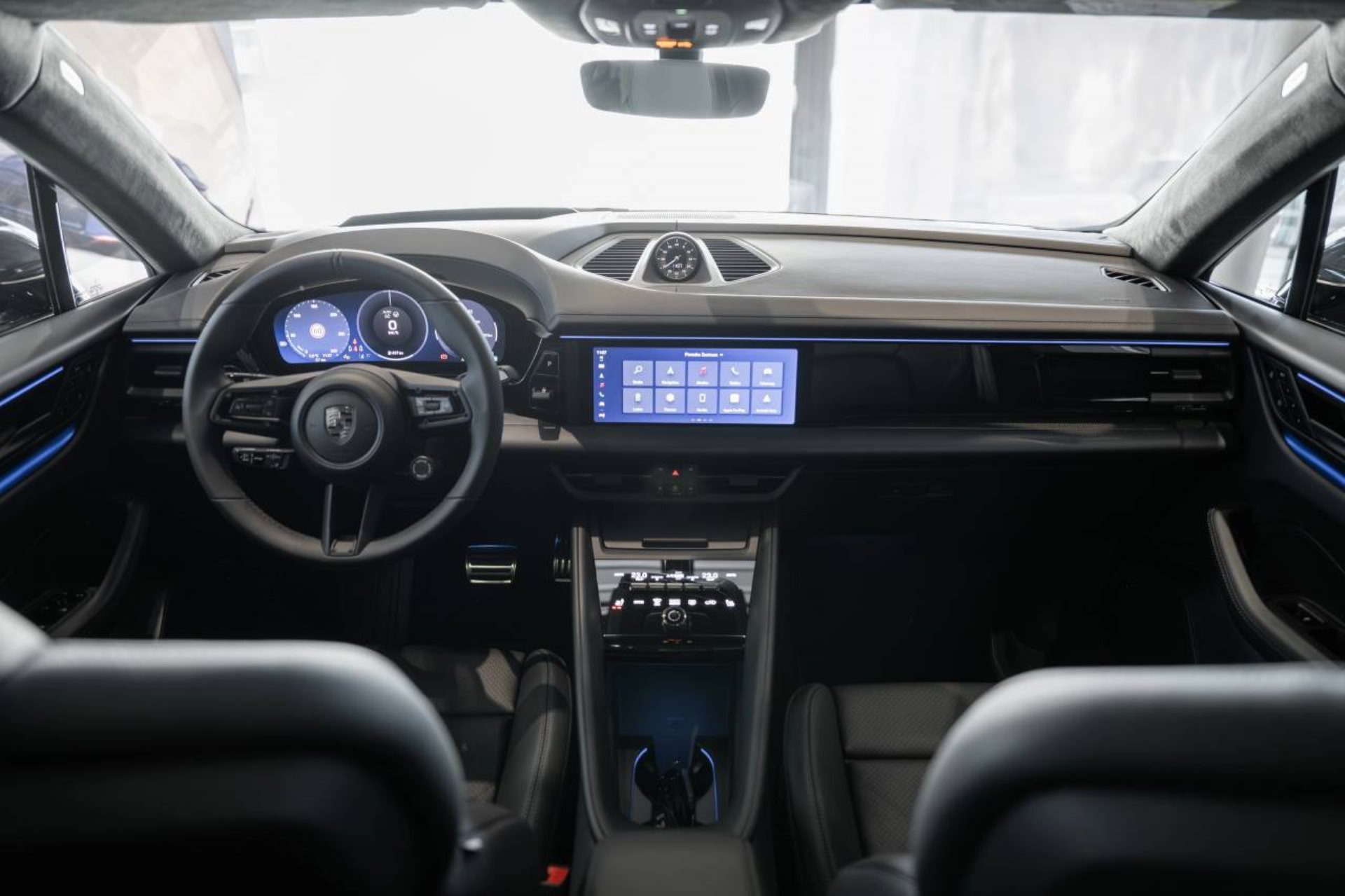 PORSCHE Macan Turbo-image-13