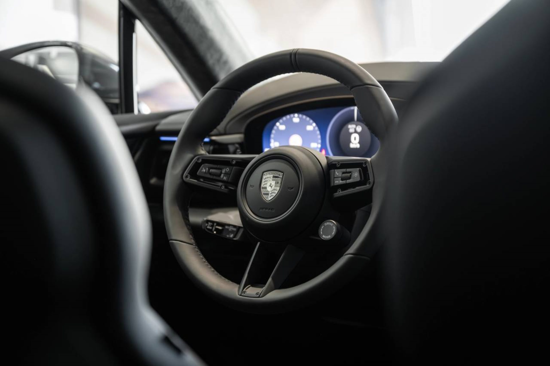 PORSCHE Macan Turbo-image-14