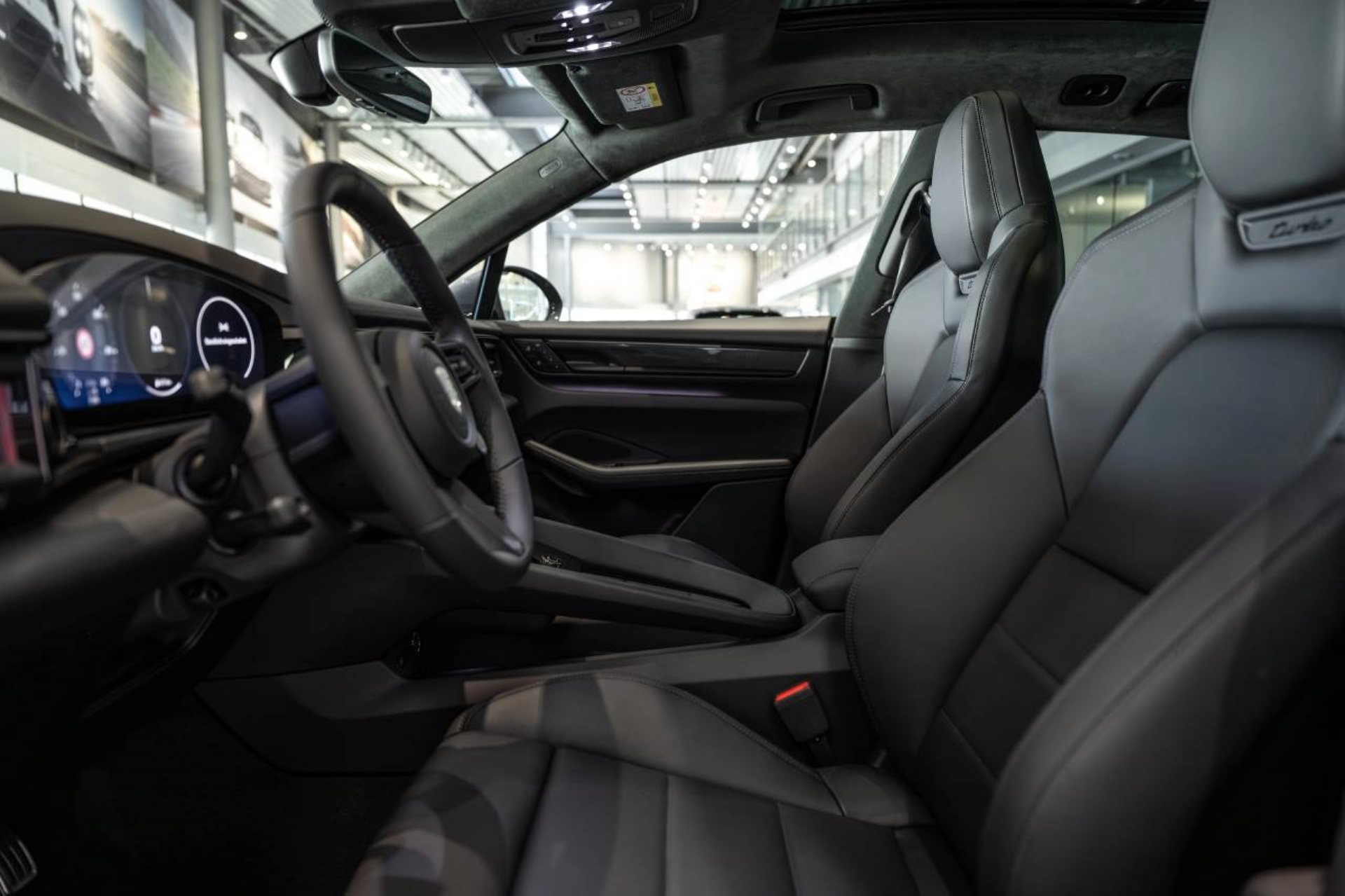 PORSCHE Macan Turbo-image-3
