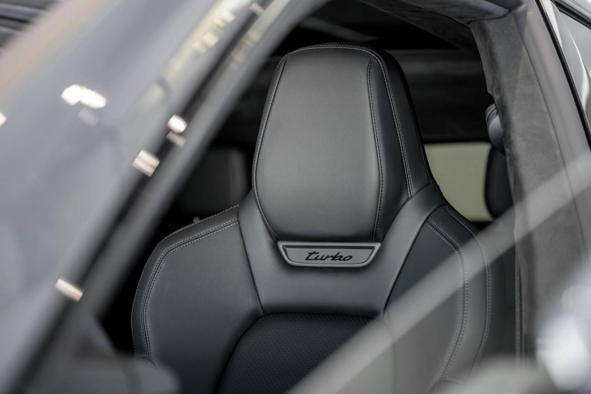 PORSCHE Macan Turbo-image-27