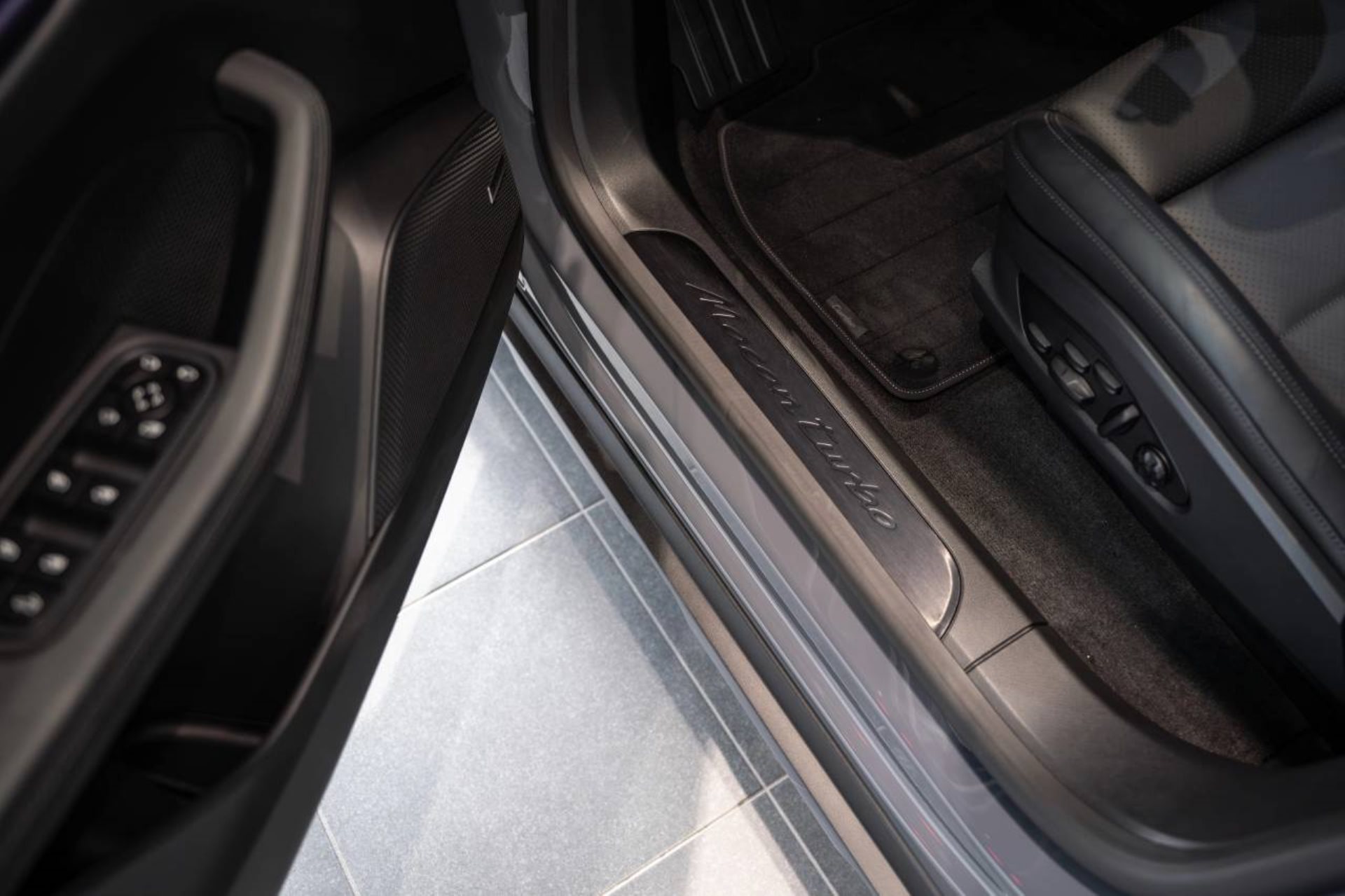 PORSCHE Macan Turbo-image-19