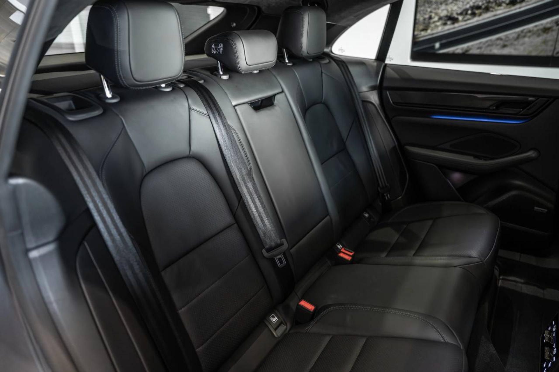 PORSCHE Macan Turbo-image-22