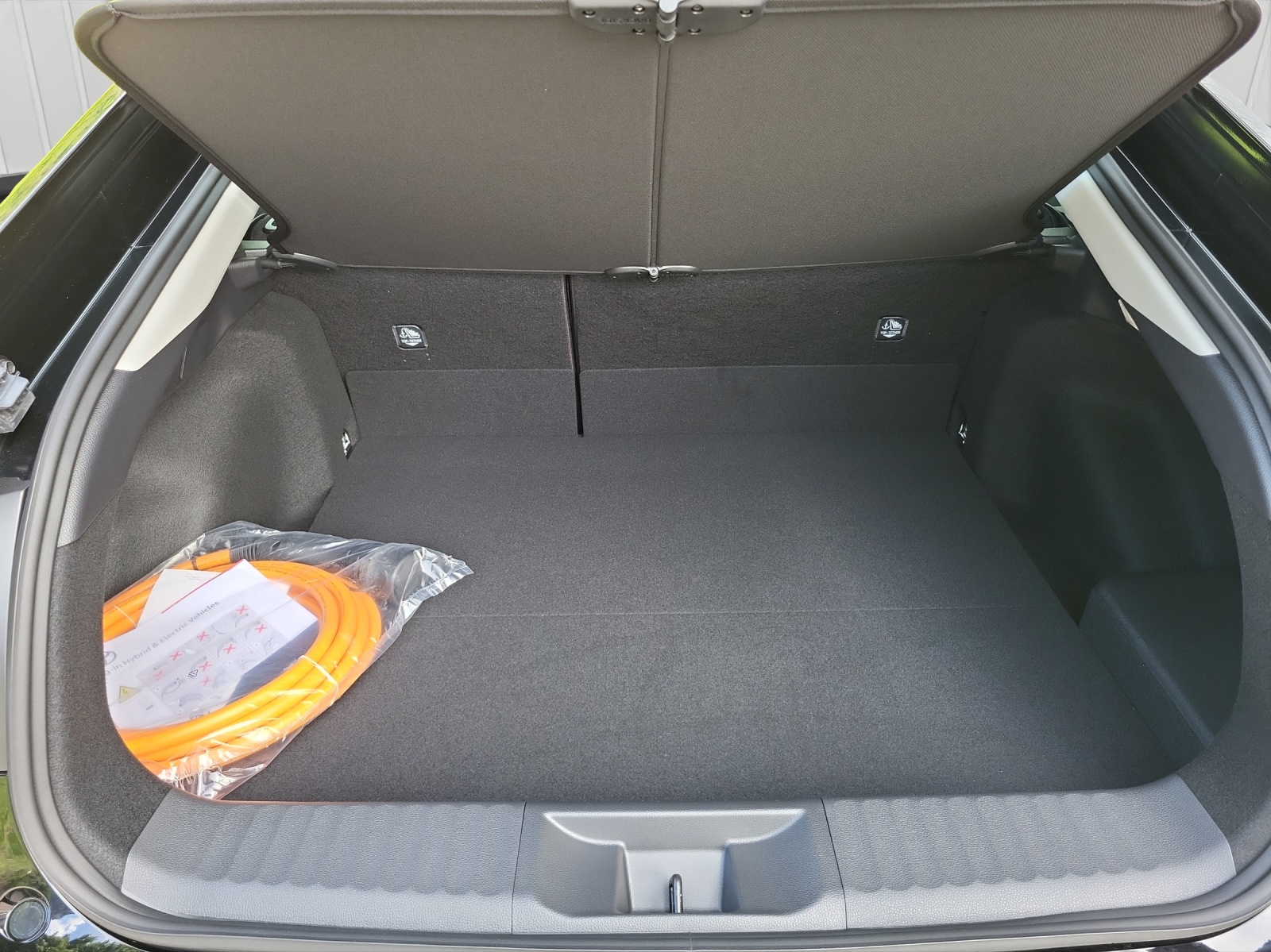 TOYOTA Prius 2.0 Plug-In-Hybrid Style-image-14
