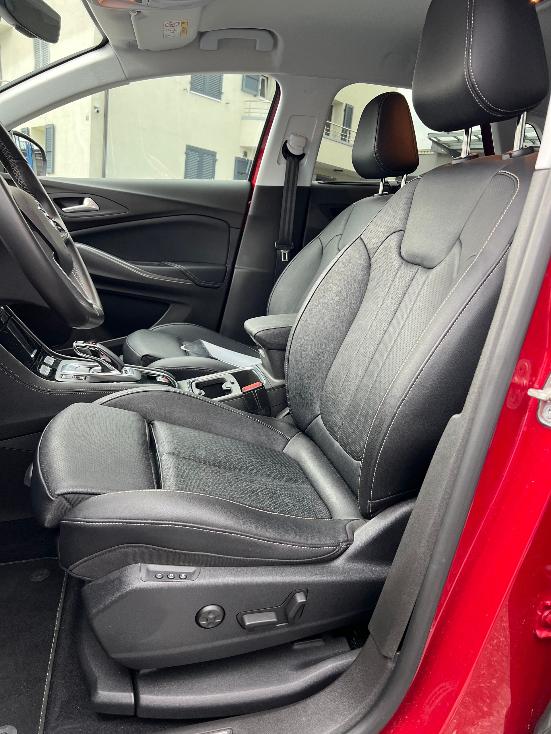 OPEL Grandland X 1.6 Hybrid4 Ultimate Automatik-image-6