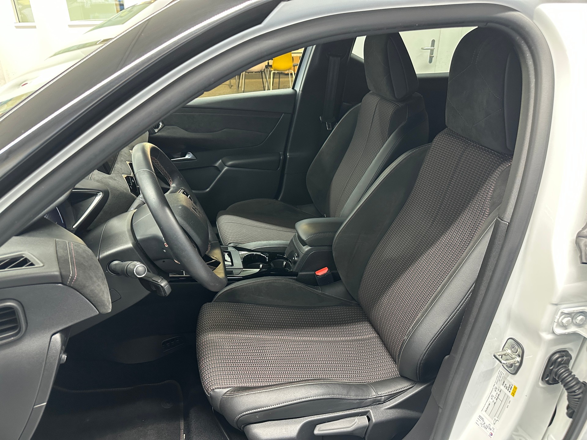 DS AUTOMOBILES DS 3 Crossback E-Tense 136 Performance Line-image-7