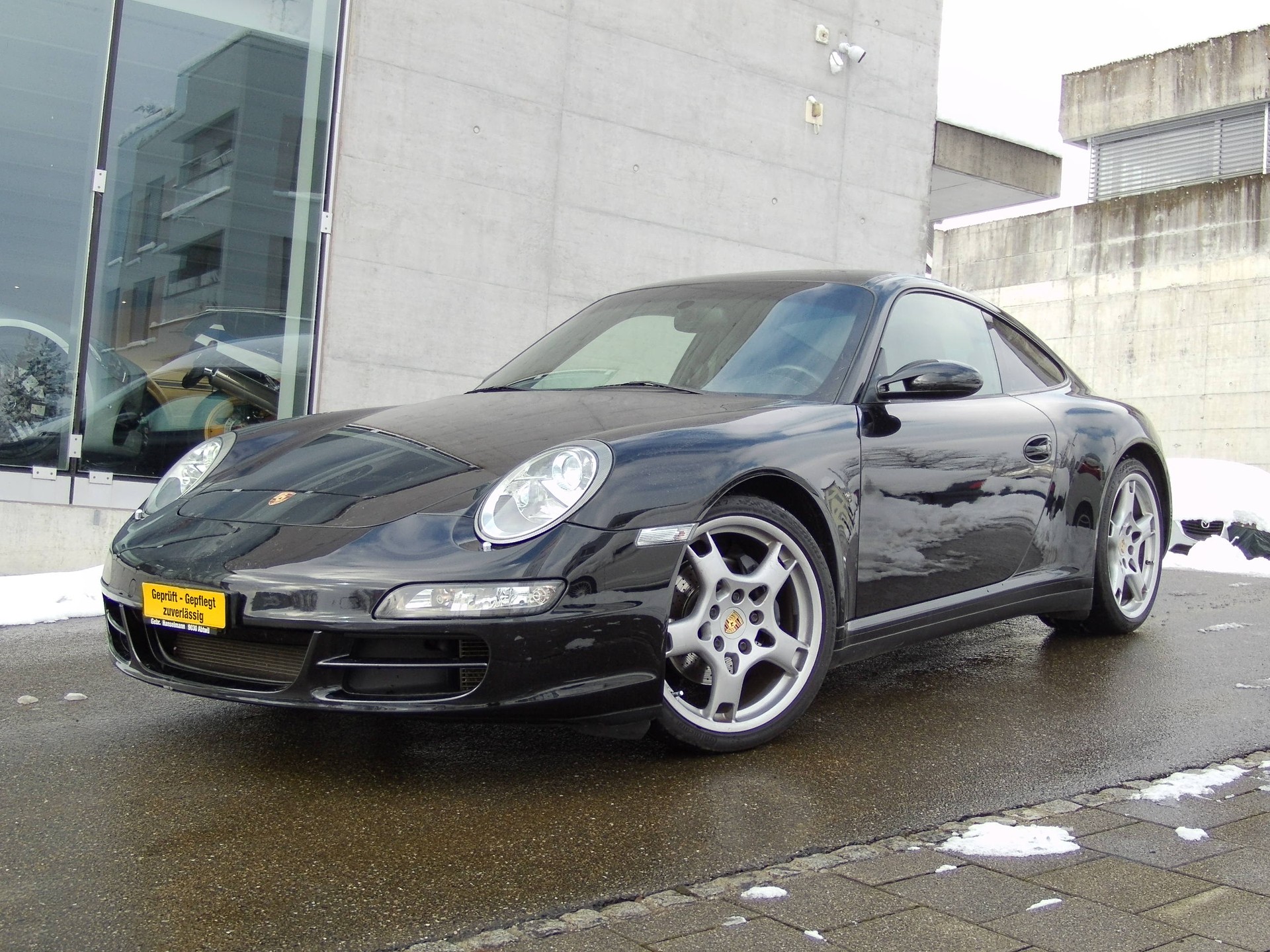 PORSCHE 911 Carrera 4-image-1