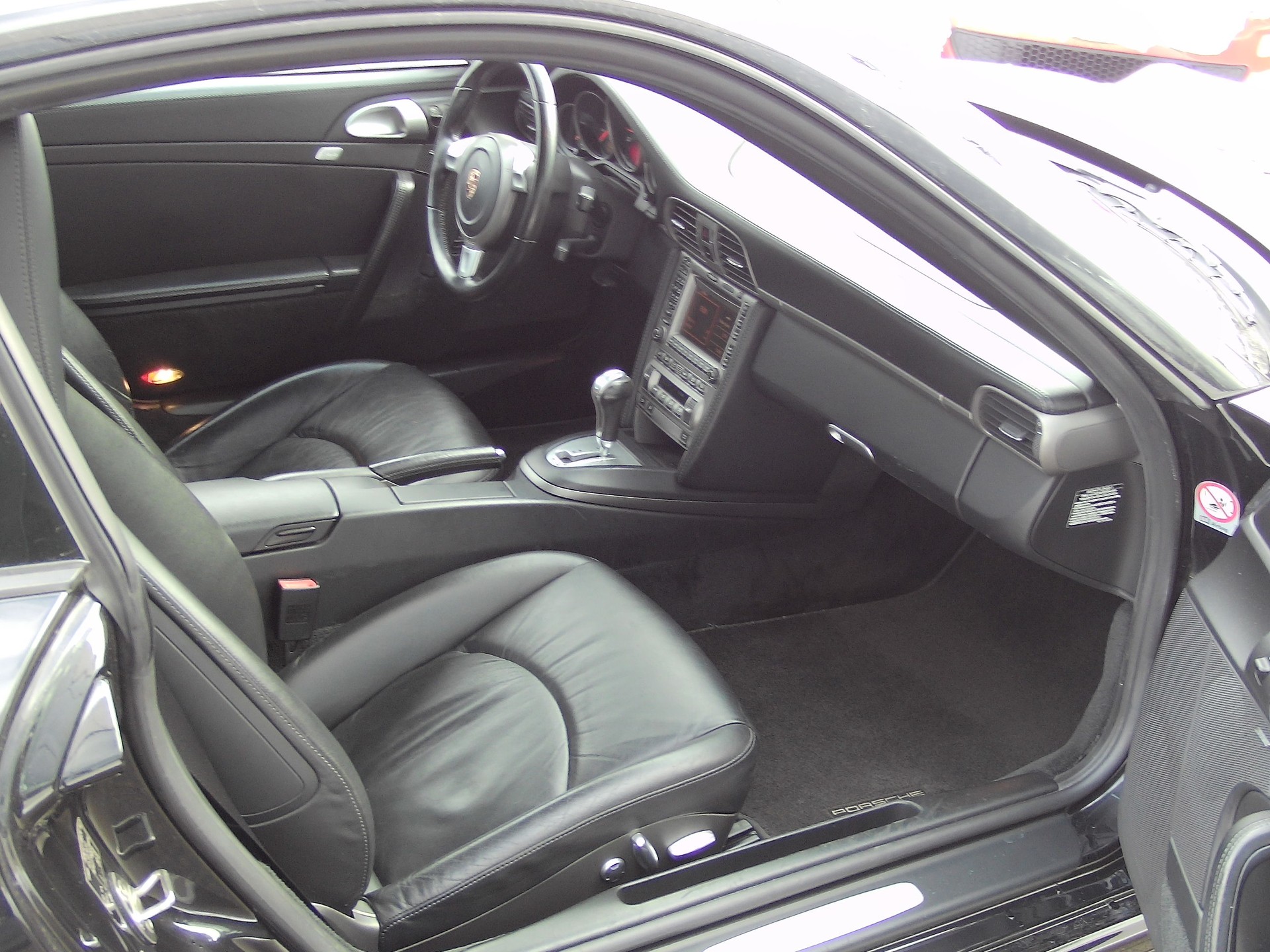 PORSCHE 911 Carrera 4-image-13