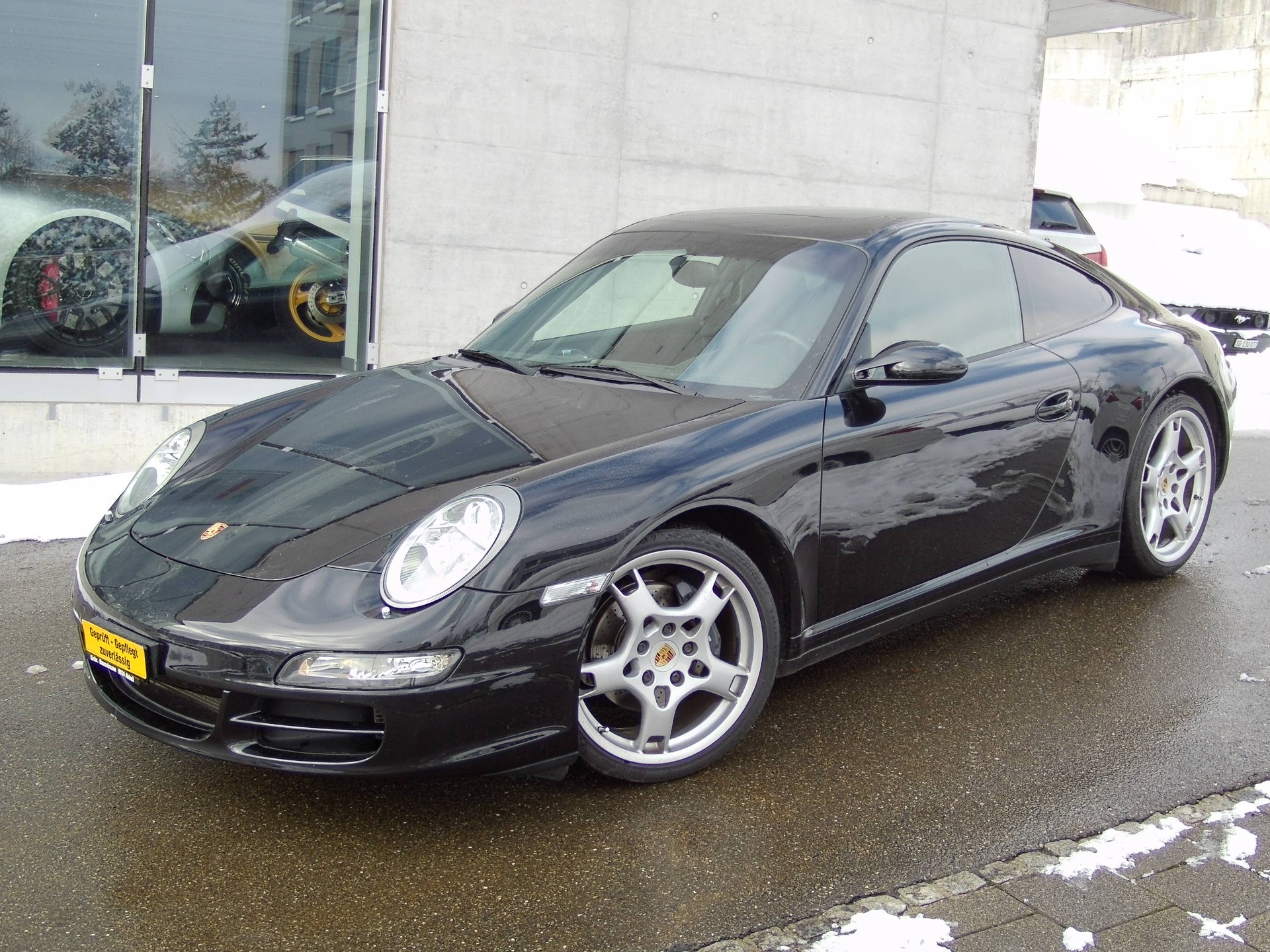 PORSCHE 911 Carrera 4-image-3