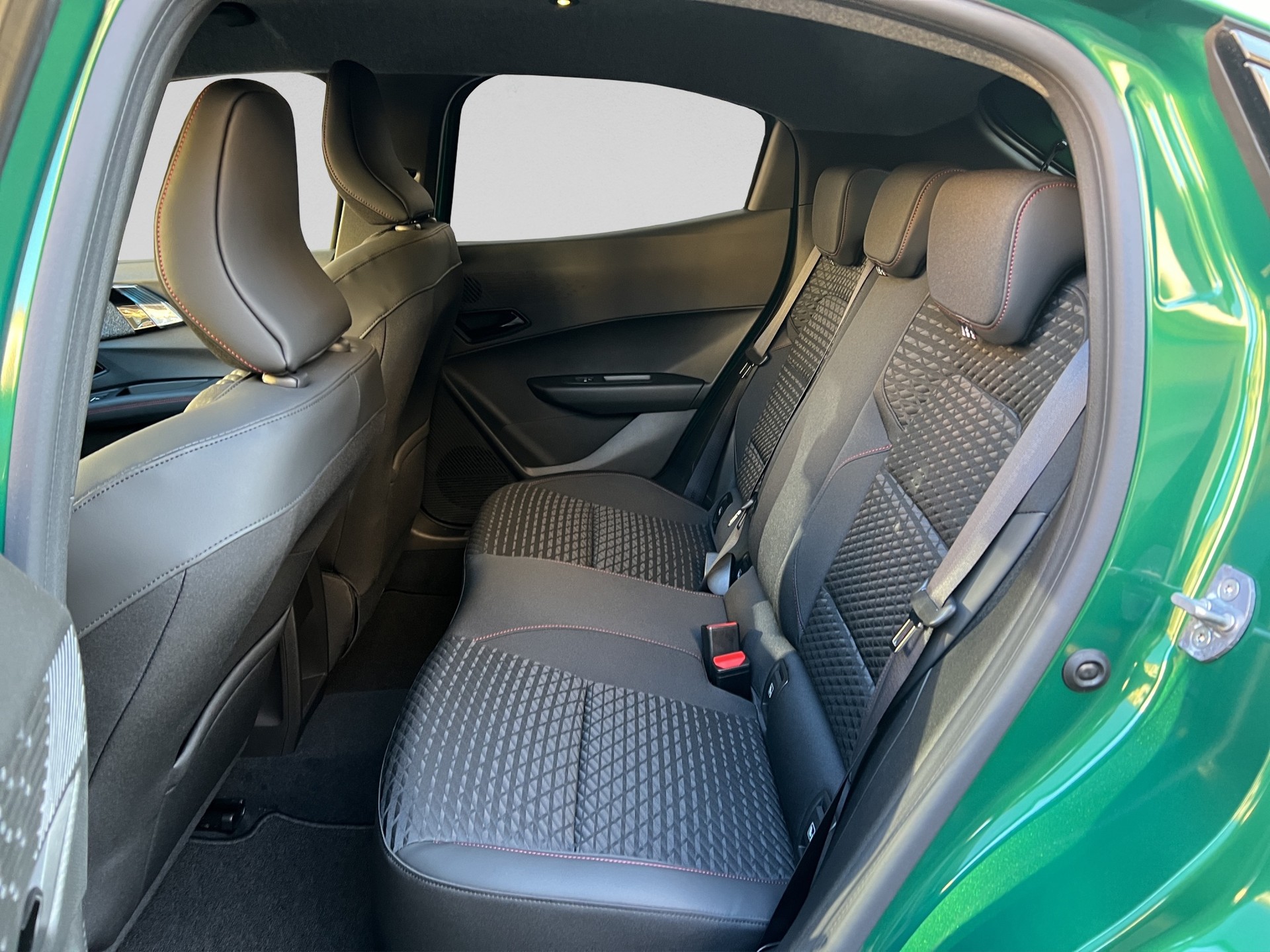 RENAULT Clio 1.8 E-Tech Techno-image-8
