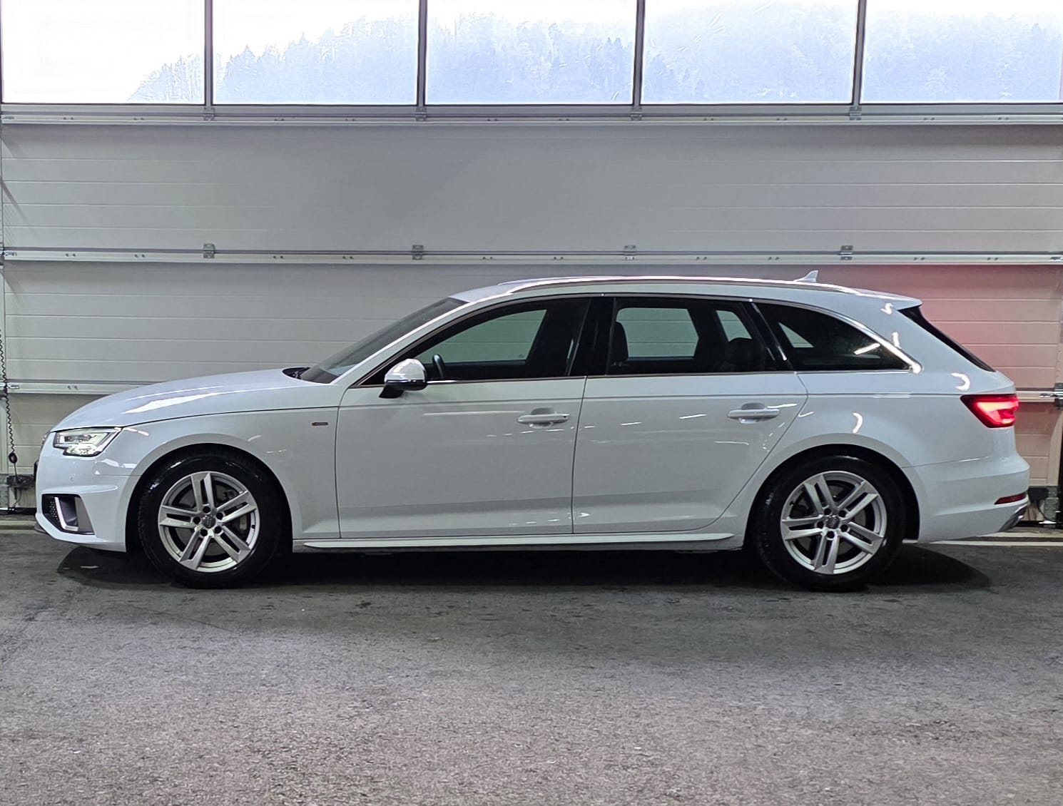 AUDI A4 Avant 45 TFSI S-Line Sport S-tronic quattro-image-1