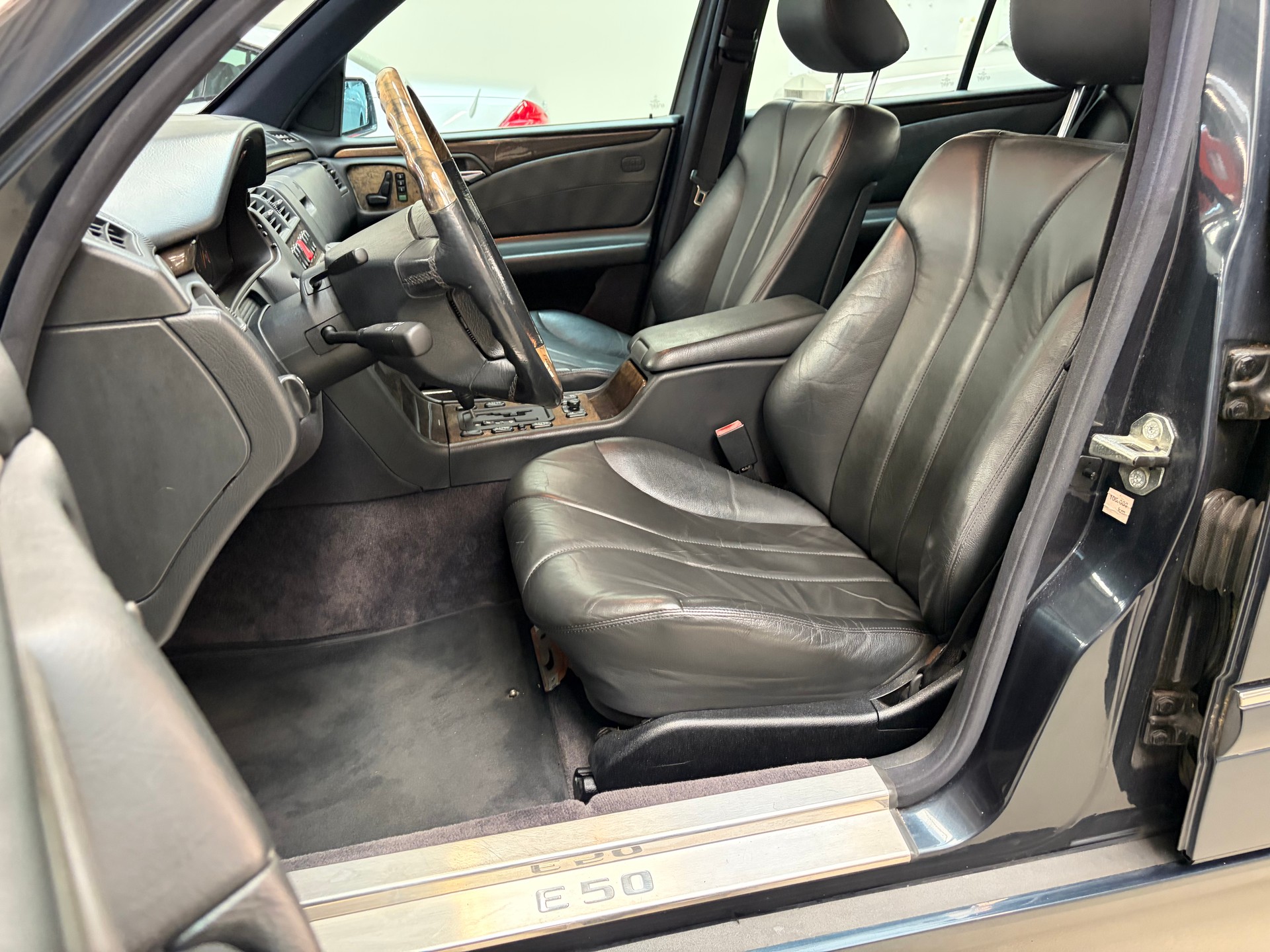 MERCEDES-BENZ E 50 AMG-image-9