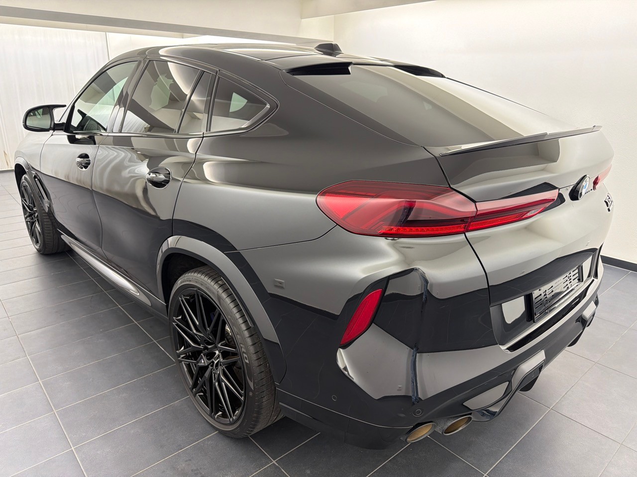 BMW X6M Competition-showroom-element-1