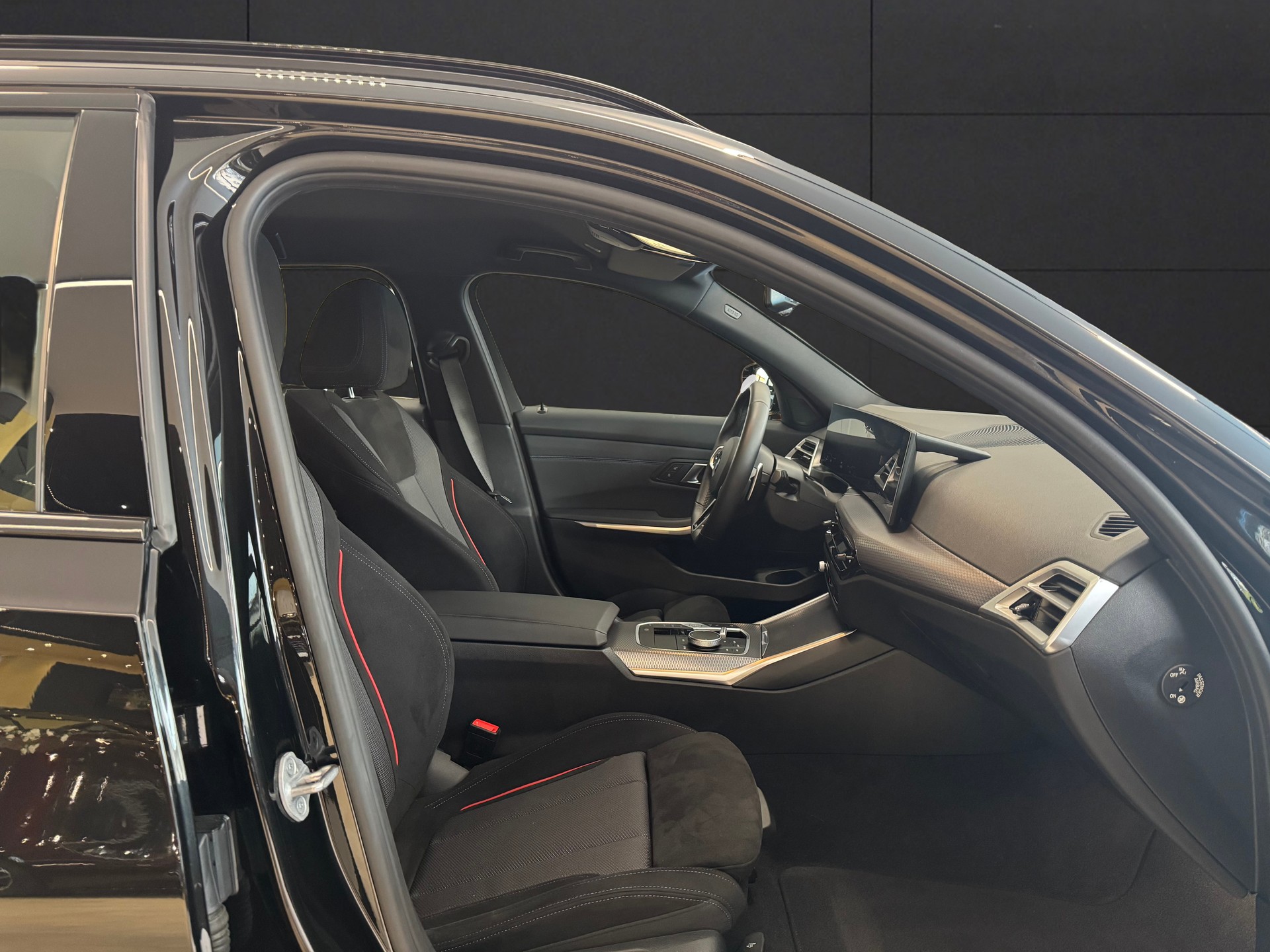 BMW 330i Touring xDrive Steptronic M Sport-image-17