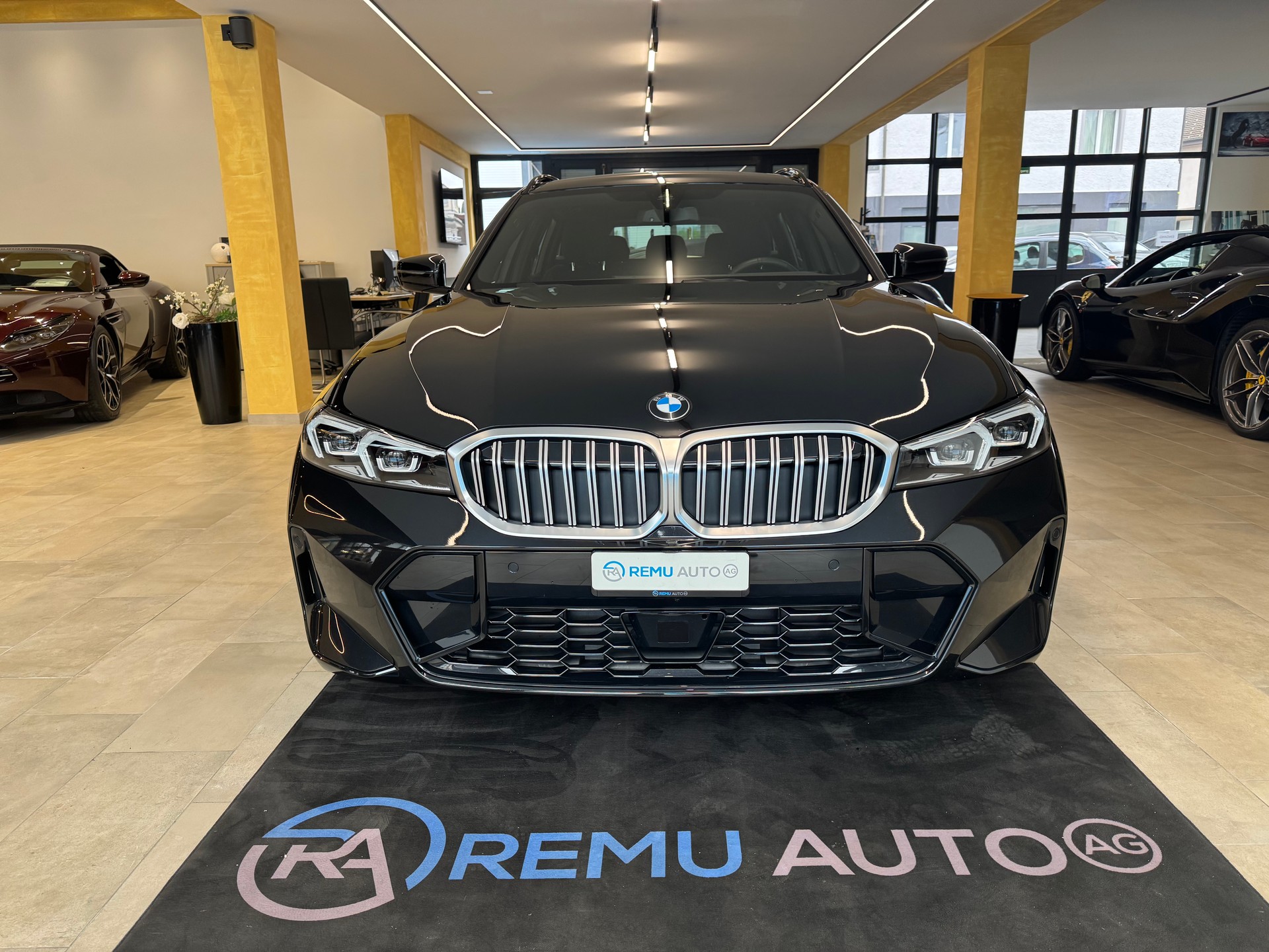 BMW 330i Touring xDrive Steptronic M Sport-showroom-element-1
