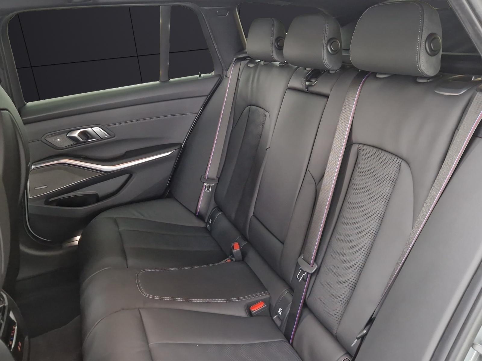 BMW M3 Competition xDrive Touring-image-11