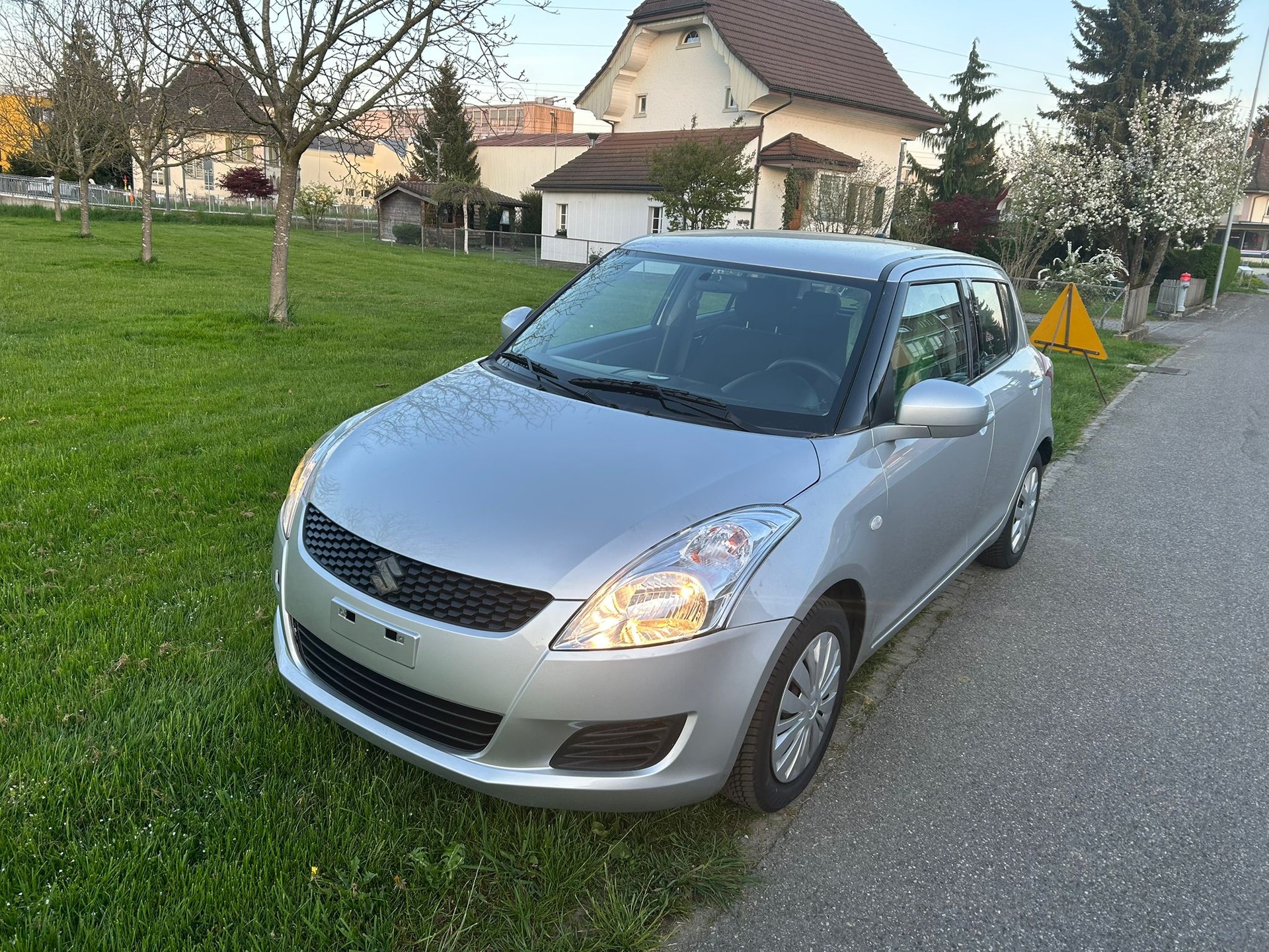 SUZUKI Swift 1.2i 16V GL Automatic-image-1
