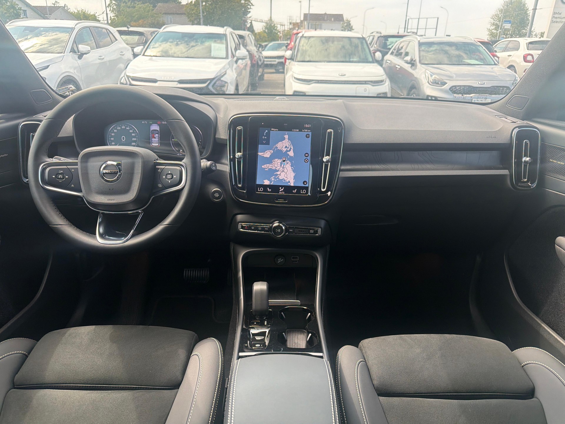 VOLVO XC40 1.5 T4 PiH Plus Dark-image-12