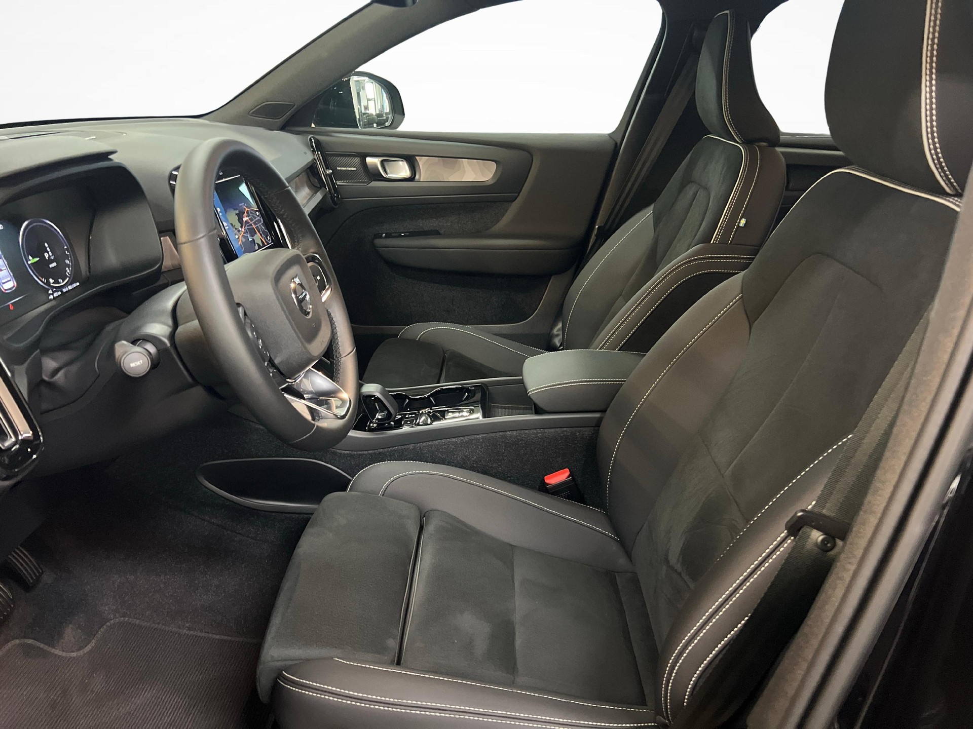 VOLVO XC40 1.5 T4 PiH Plus Dark-image-10