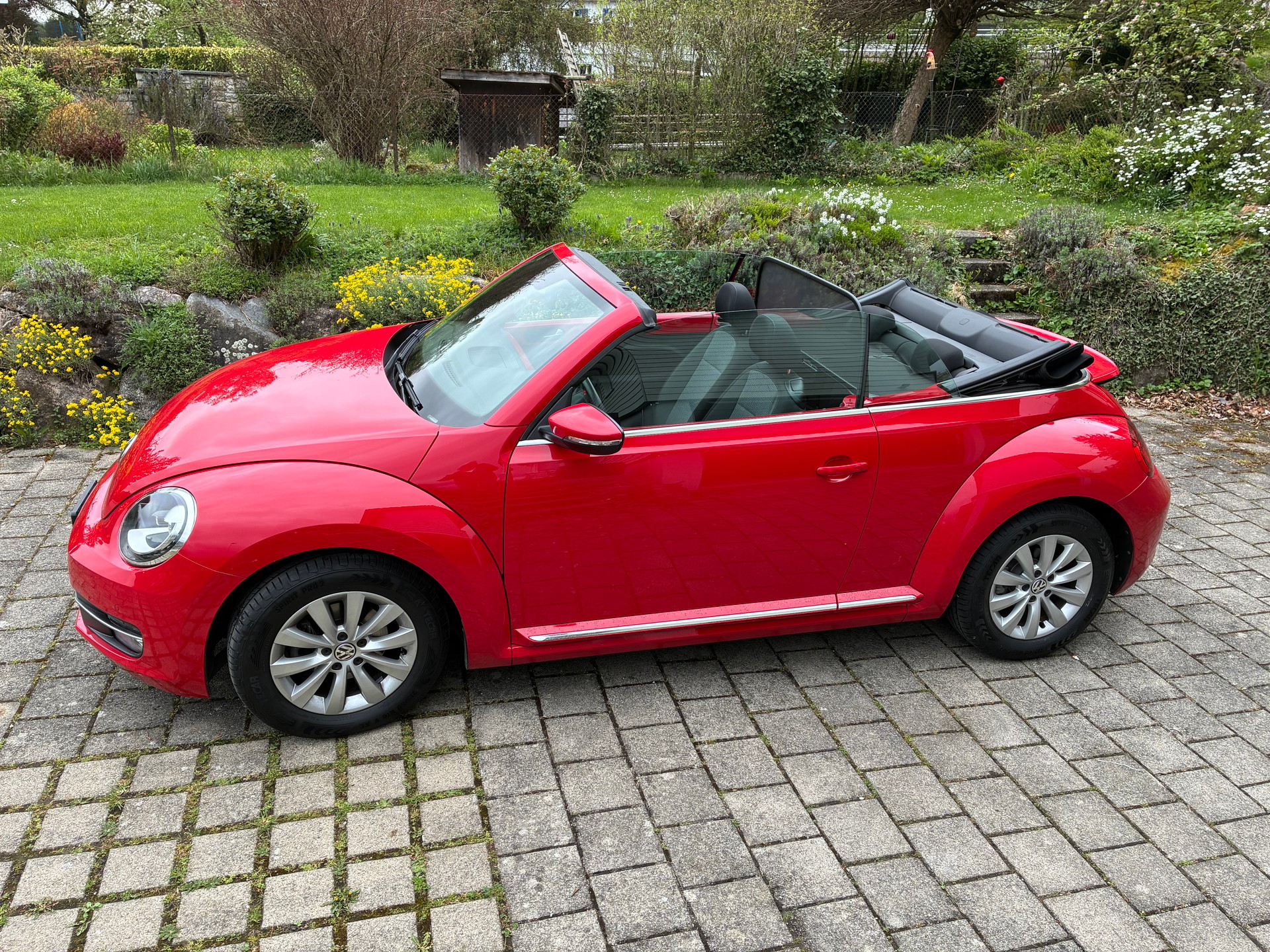 VW Beetle Cabriolet 1.2 TSI BlueMT Design DSG-image-0