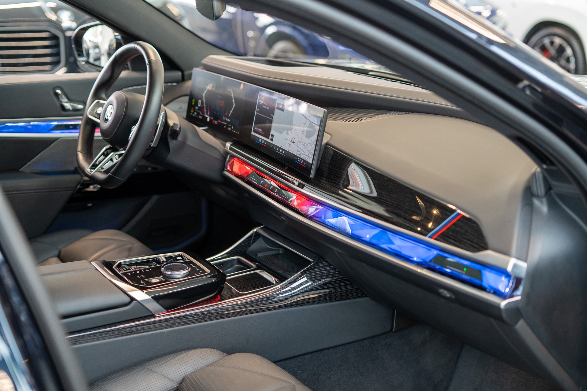BMW 740d xDrive / / Theatre Screen / 360° Kamera / Bowers & Wilinks / Head-Up Display-image-19