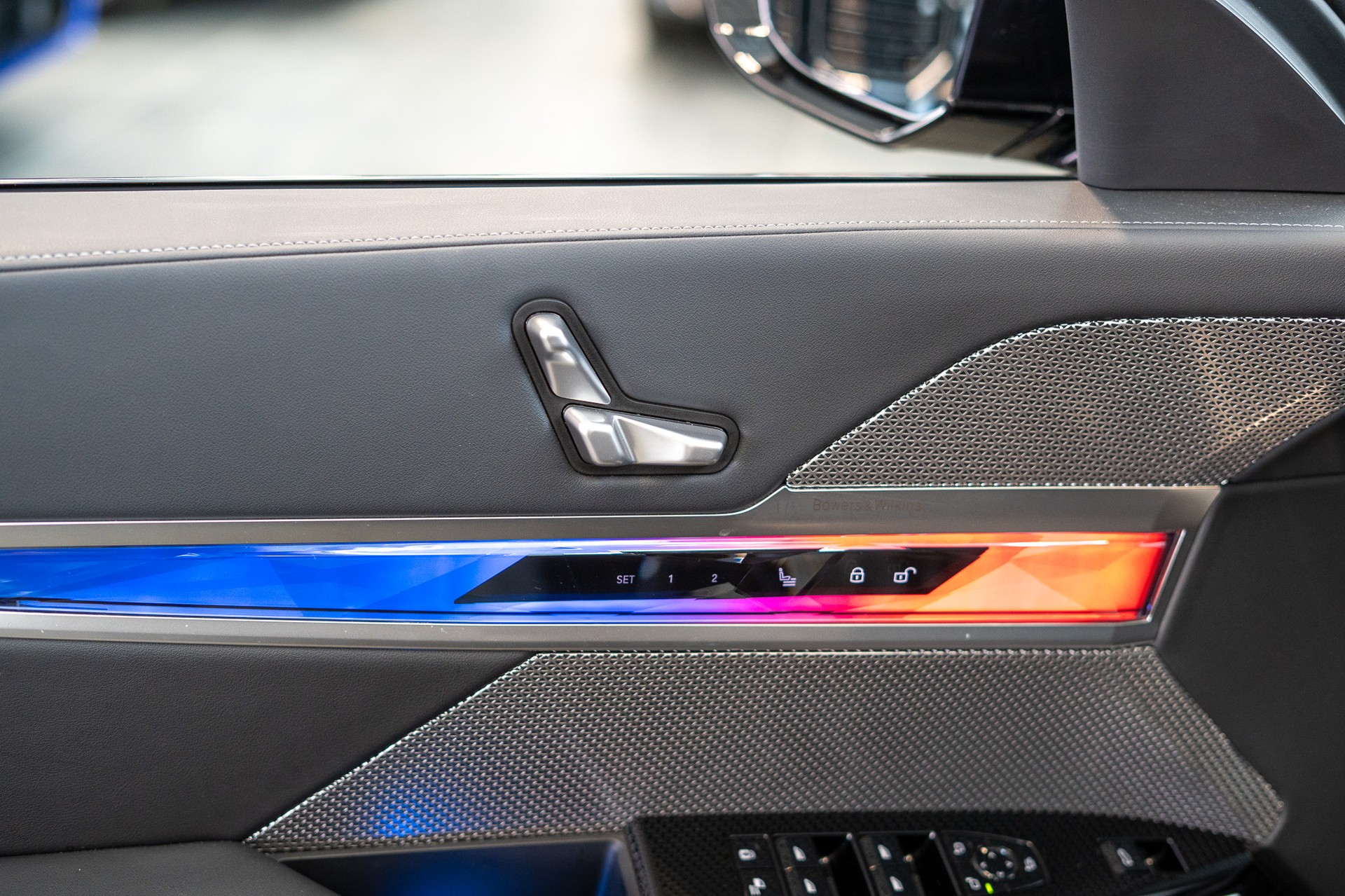 BMW 740d xDrive / / Theatre Screen / 360° Kamera / Bowers & Wilinks / Head-Up Display-image-13