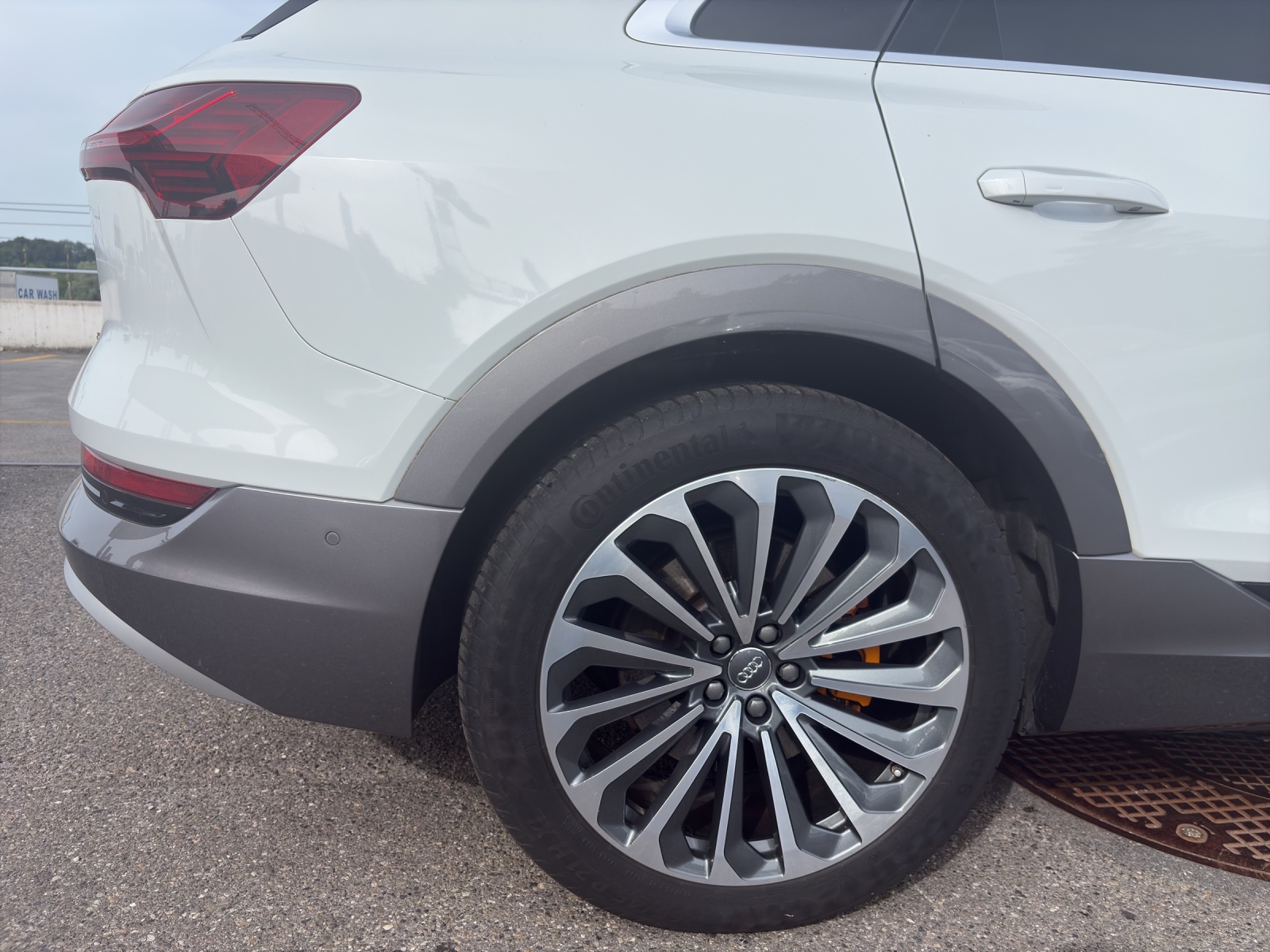 AUDI e-tron 55 Advanced quattro-image-15