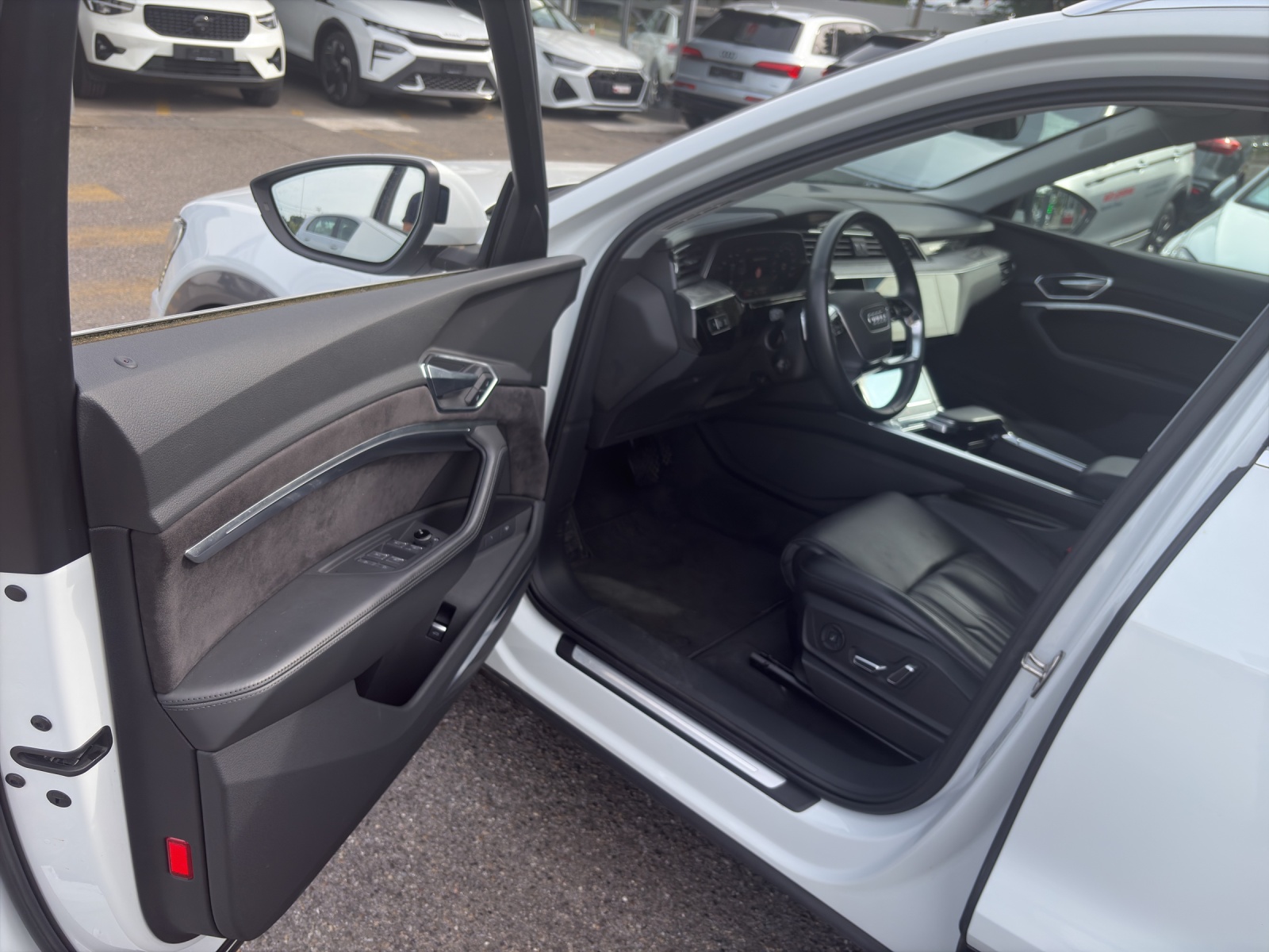 AUDI e-tron 55 Advanced quattro-image-4