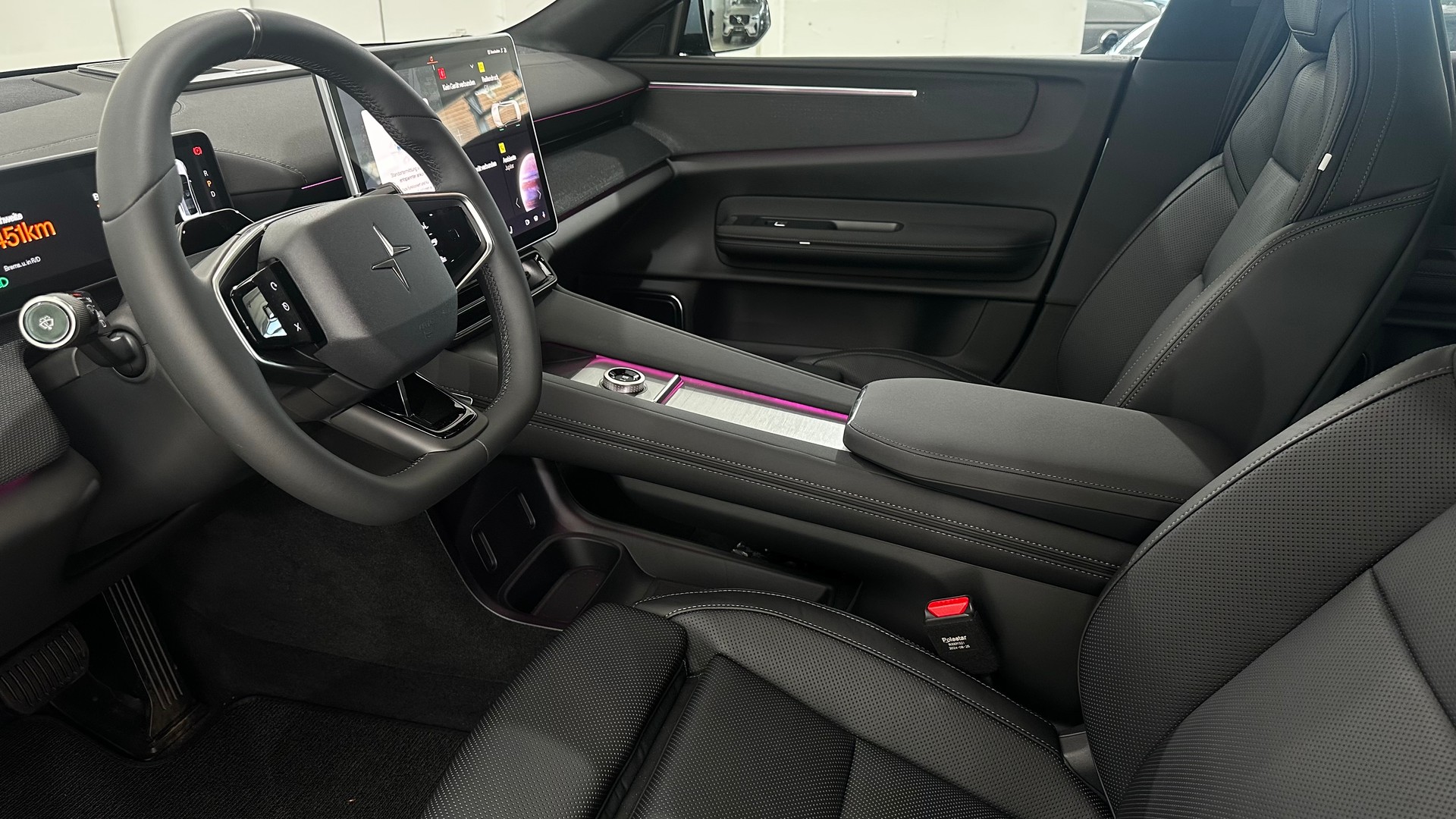 POLESTAR 4 Long Range Dual Motor-showroom-element-3