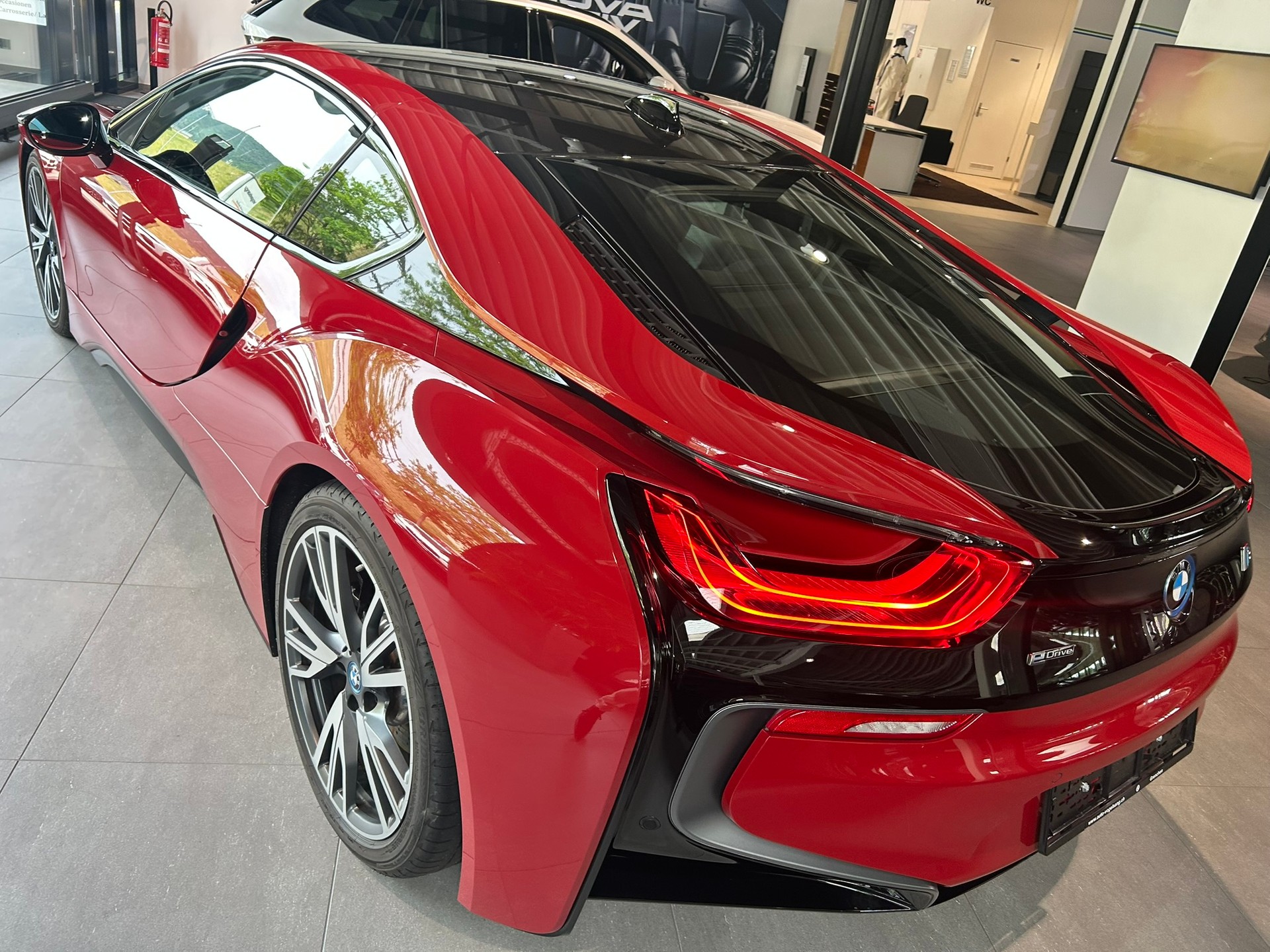 BMW i8 Coupé Protonic Red Edition-image-18