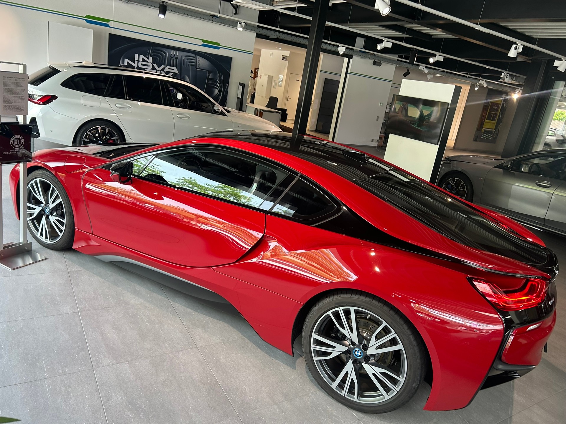 BMW i8 Coupé Protonic Red Edition-image-20