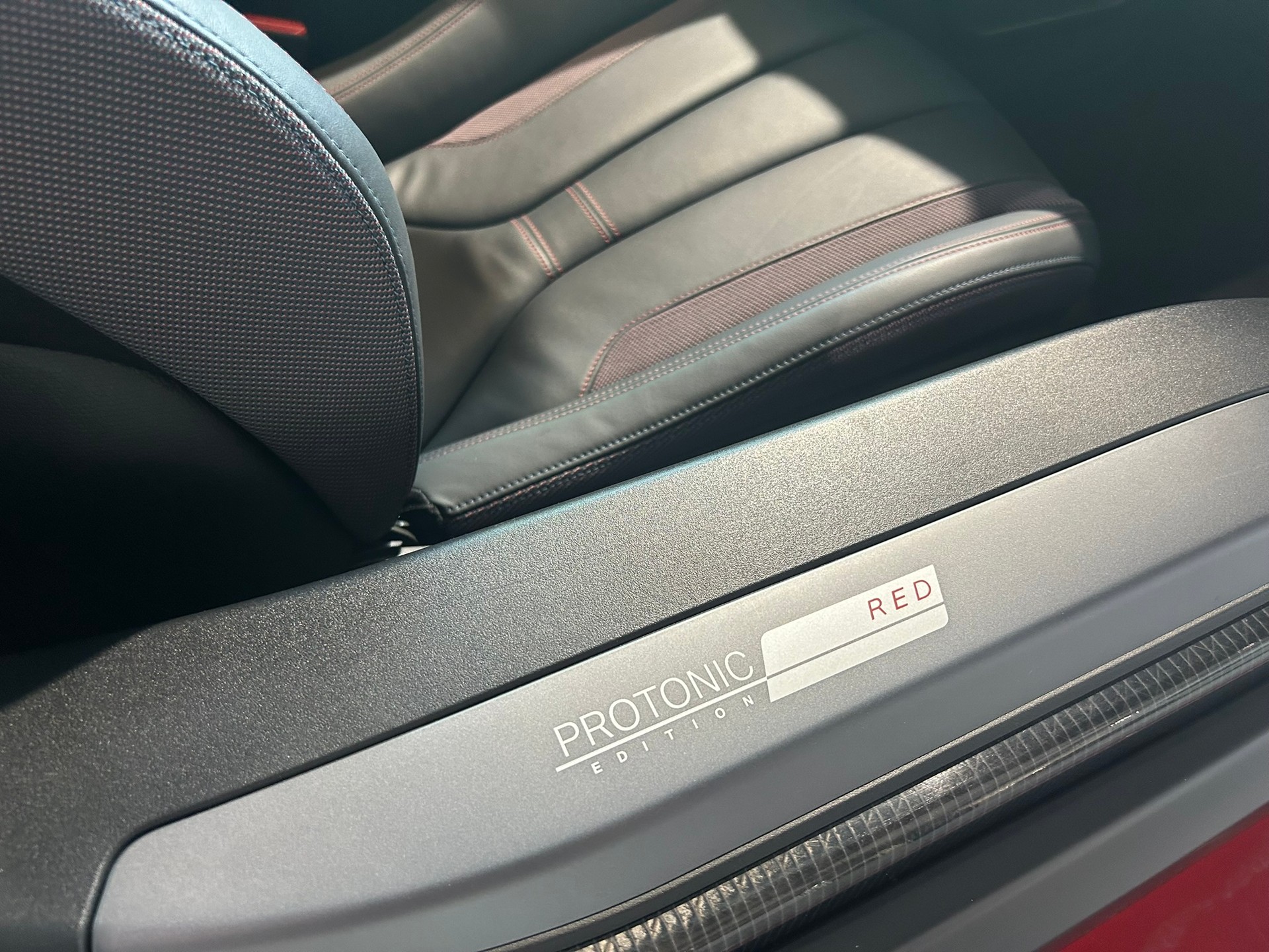 BMW i8 Coupé Protonic Red Edition-image-31
