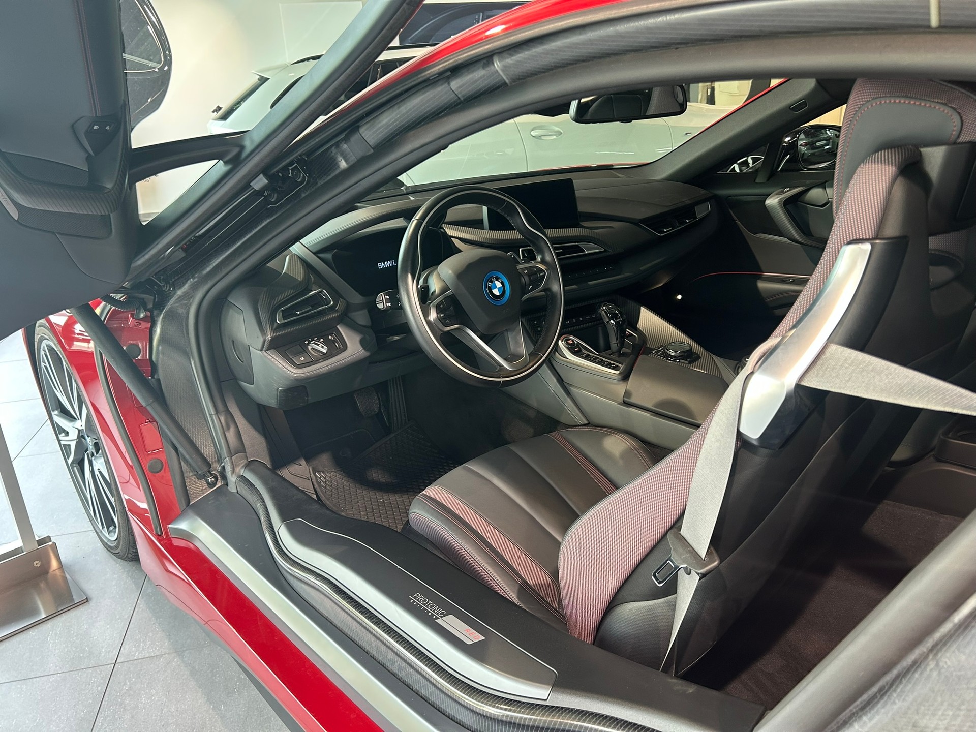 BMW i8 Coupé Protonic Red Edition-image-27