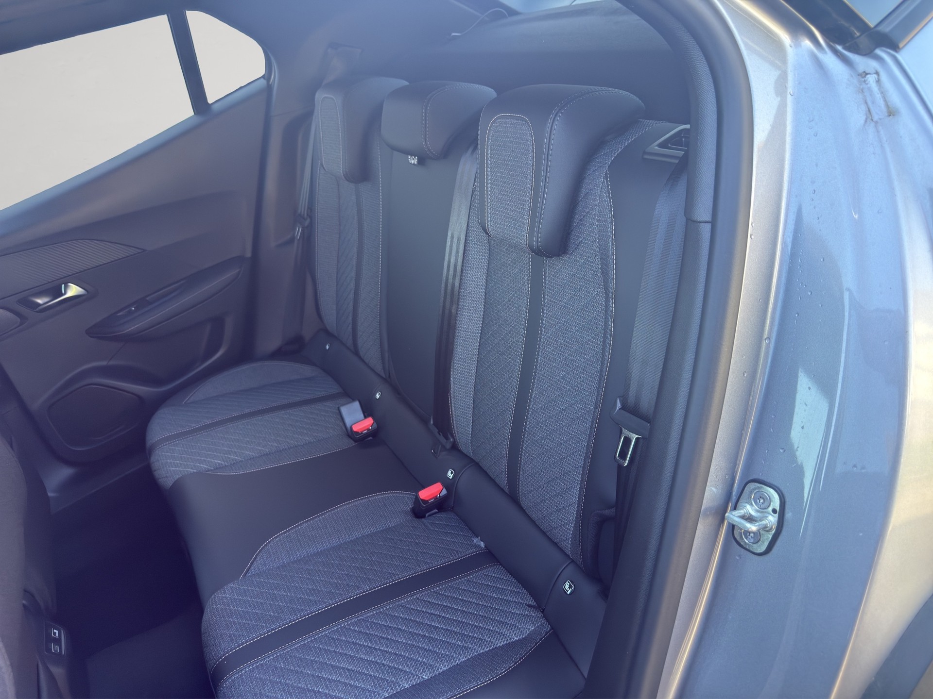 PEUGEOT 2008 1.2 145 MHEV Allure-image-8