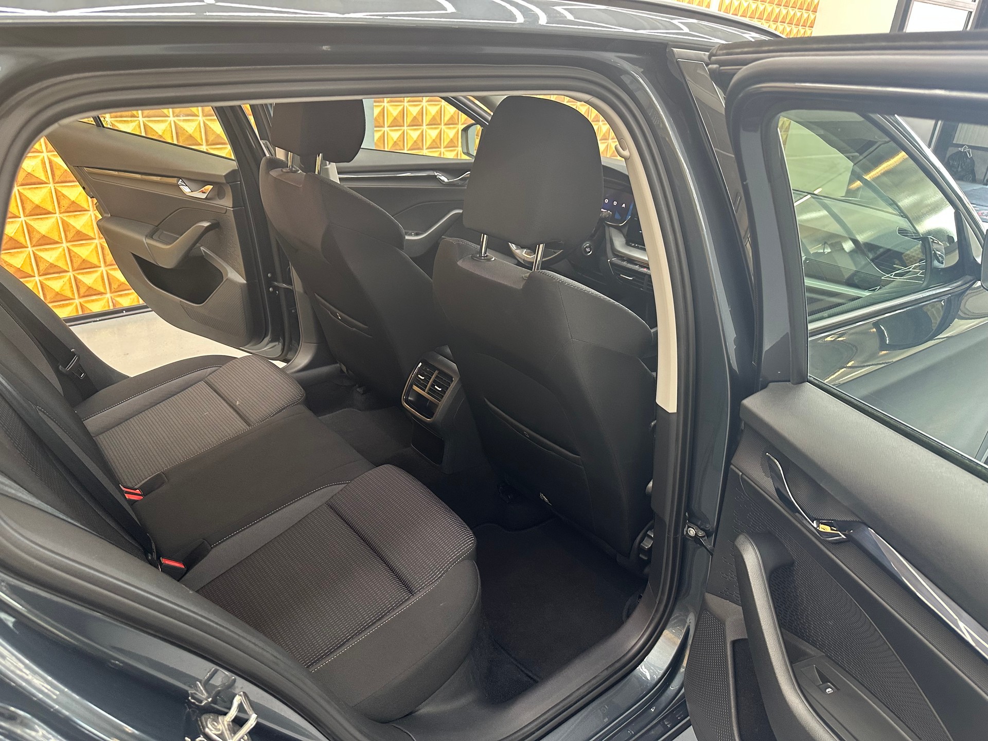 SKODA Octavia Combi 2.0 TDI DSG SportLine 4x4-image-4