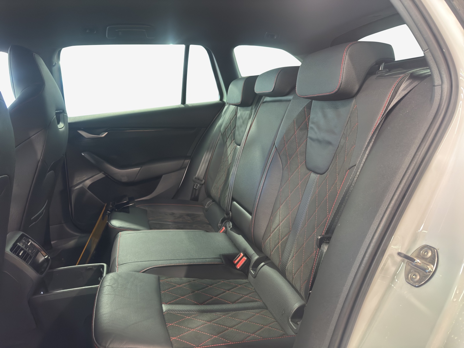SKODA Octavia Combi 2.0 TSI DSG RS-image-24