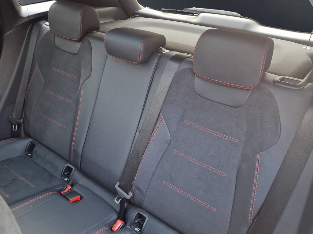 MERCEDES-BENZ GLA 250 e AMG Line-image-9