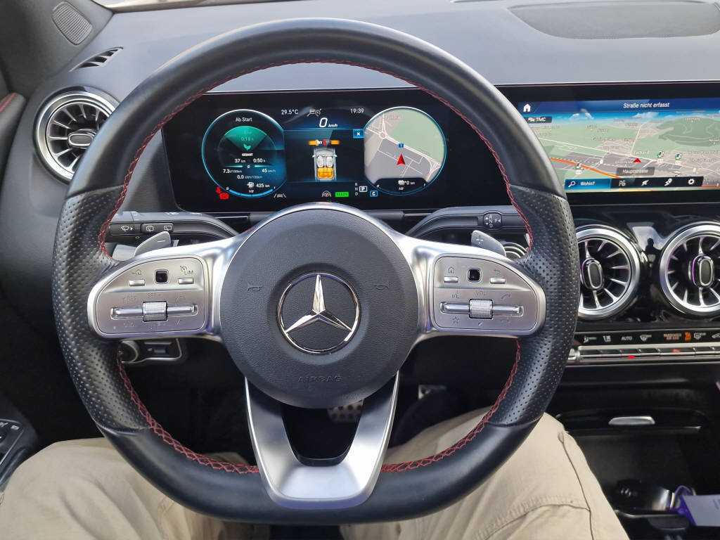 MERCEDES-BENZ GLA 250 e AMG Line-image-14