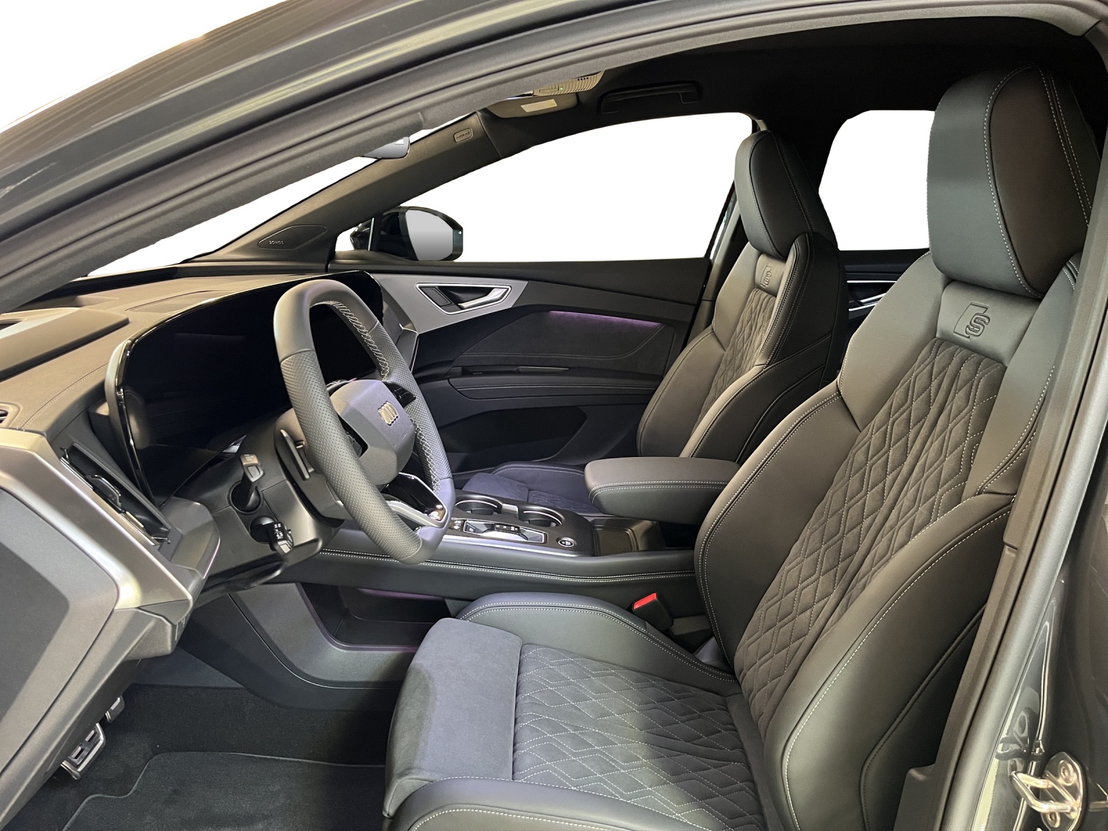 AUDI Q4 e-tron SUV quattro performance Swiss Ski-image-9