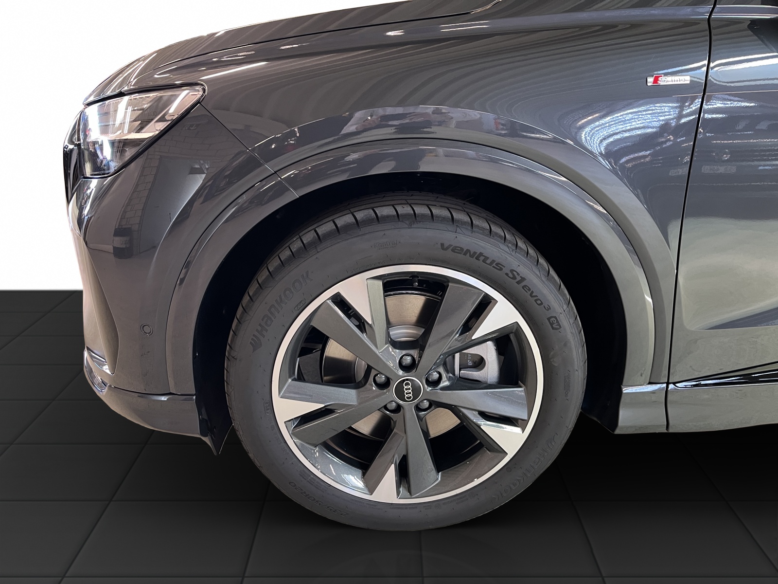 AUDI Q4 e-tron SUV quattro performance Swiss Ski-image-8