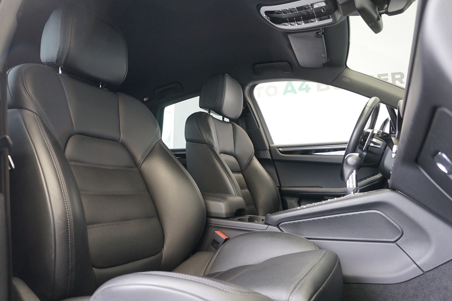 PORSCHE Macan S-image-19