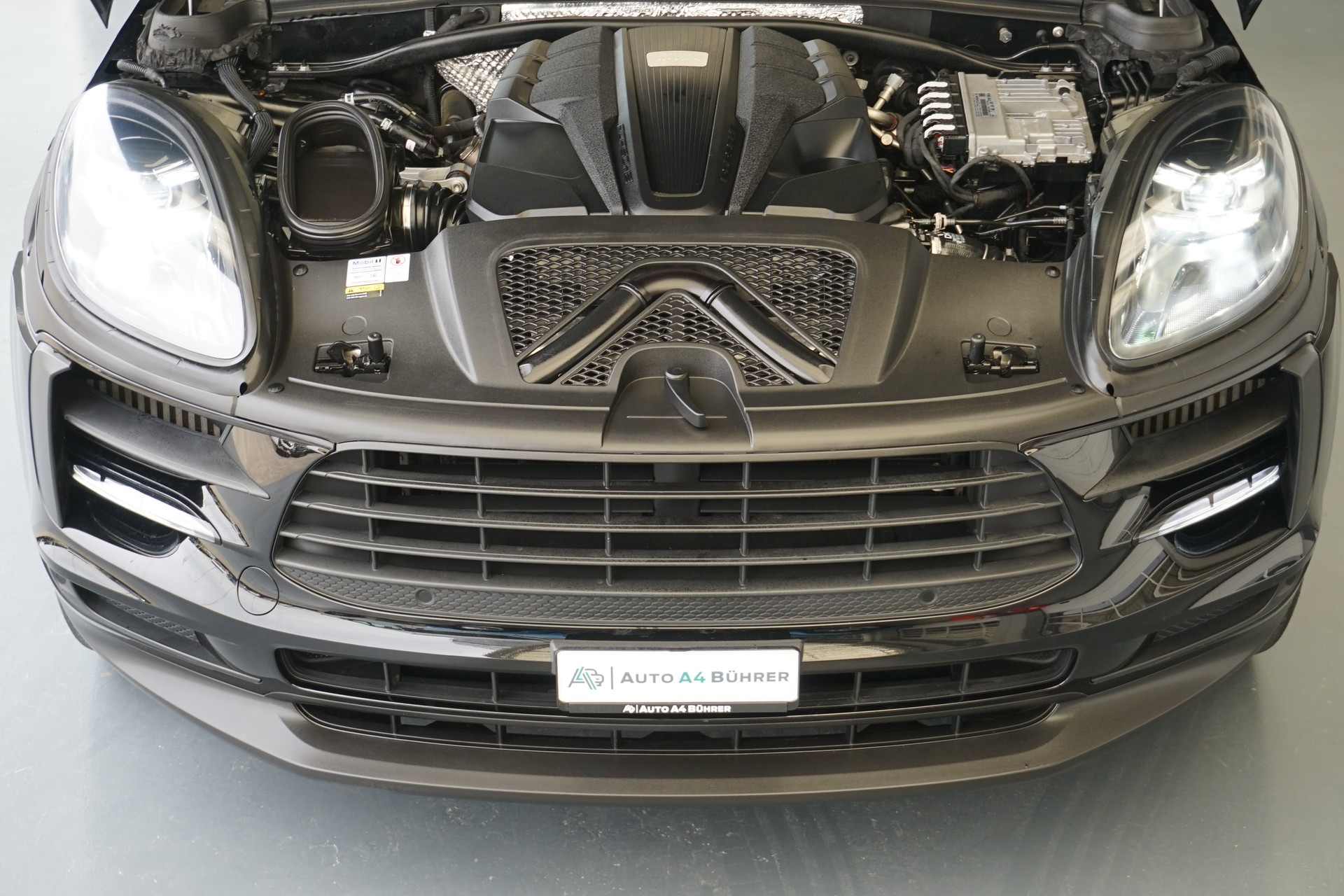 PORSCHE Macan S-image-13