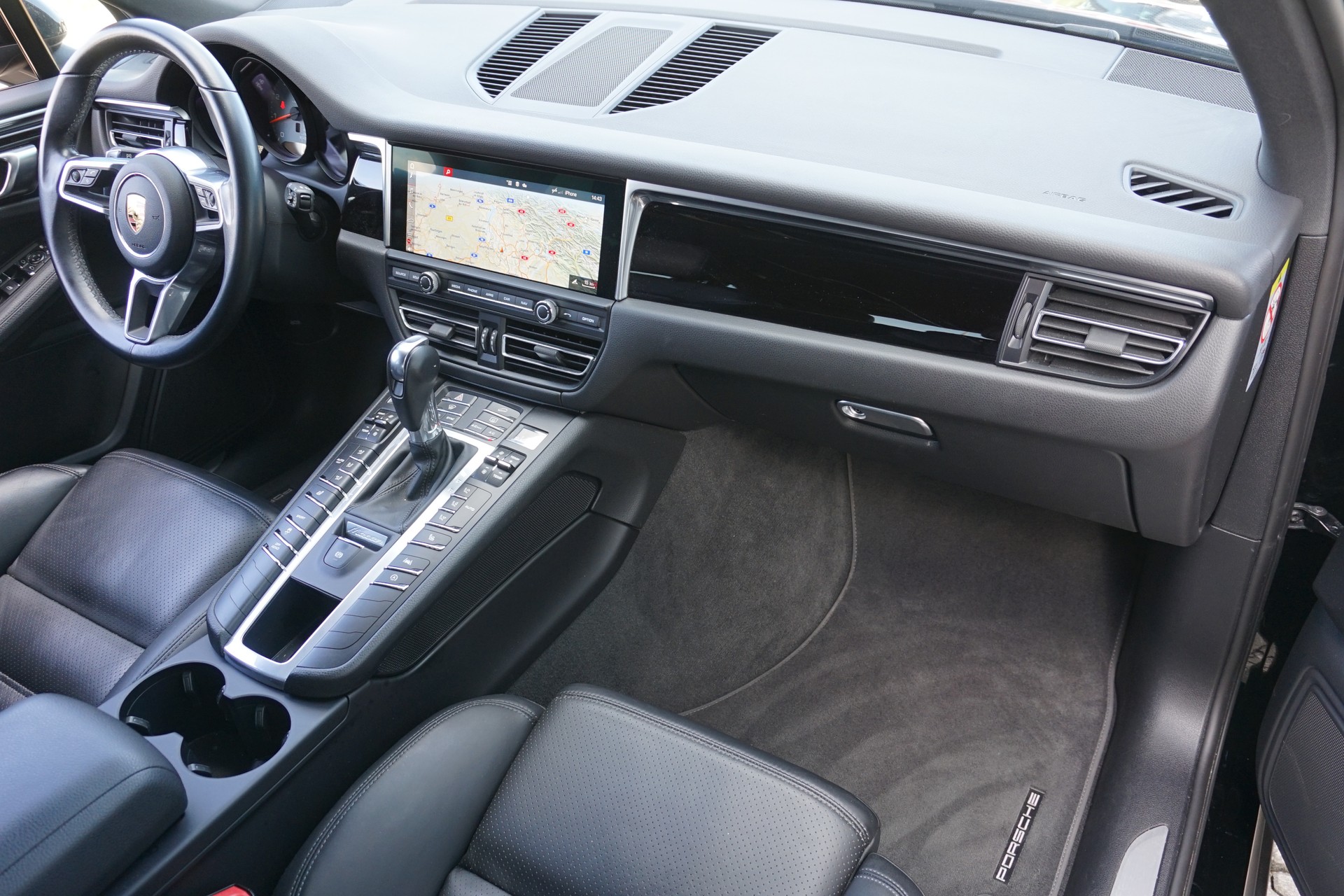 PORSCHE Macan S-image-16