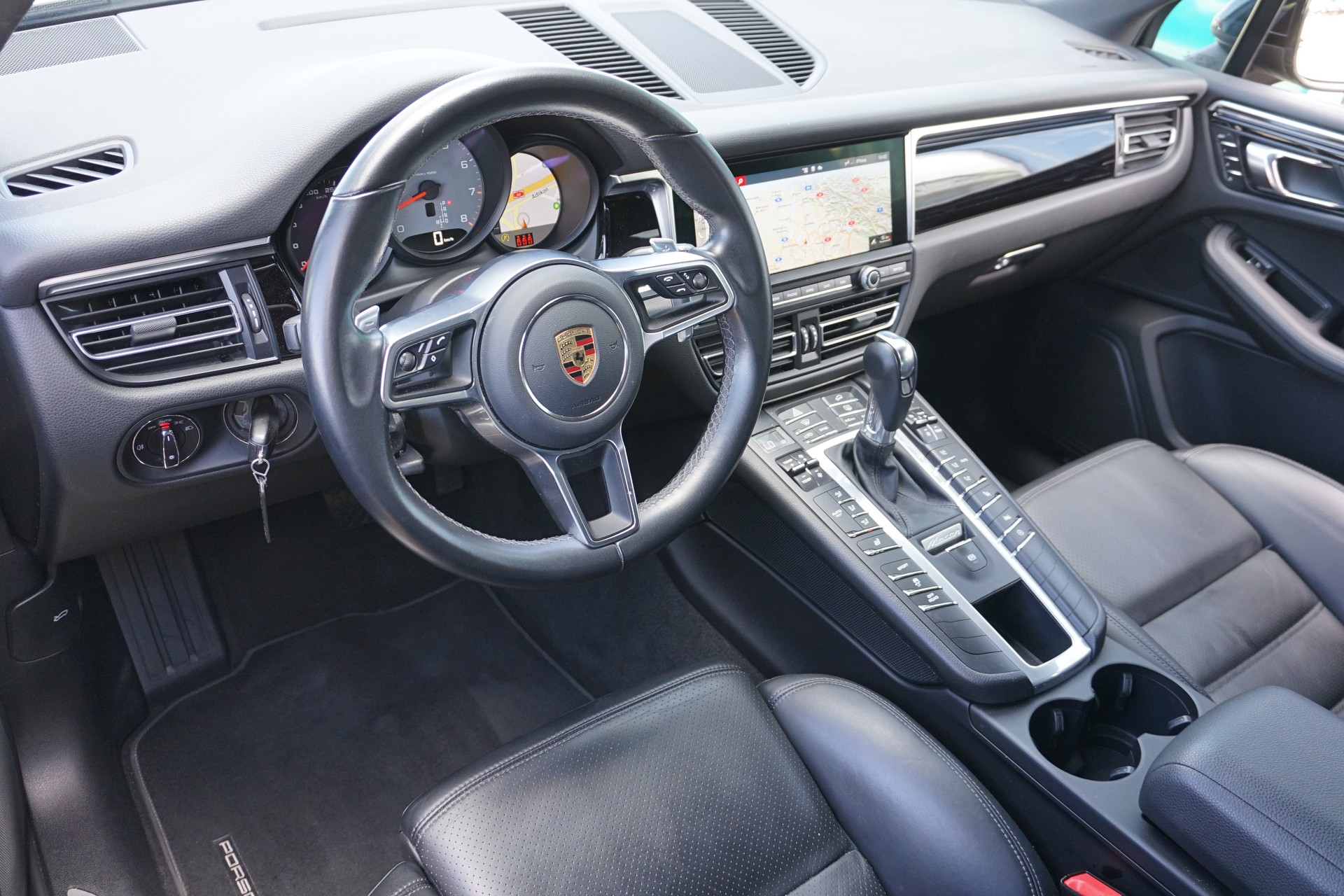 PORSCHE Macan S-image-15