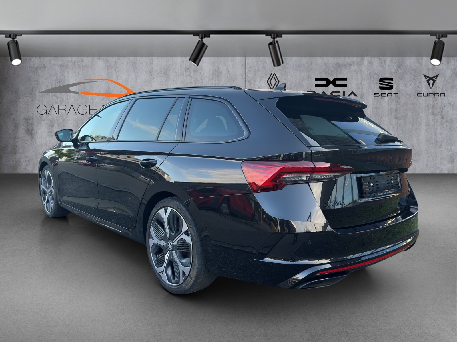 SKODA Octavia Combi 2.0 TSI DSG RS-image-3