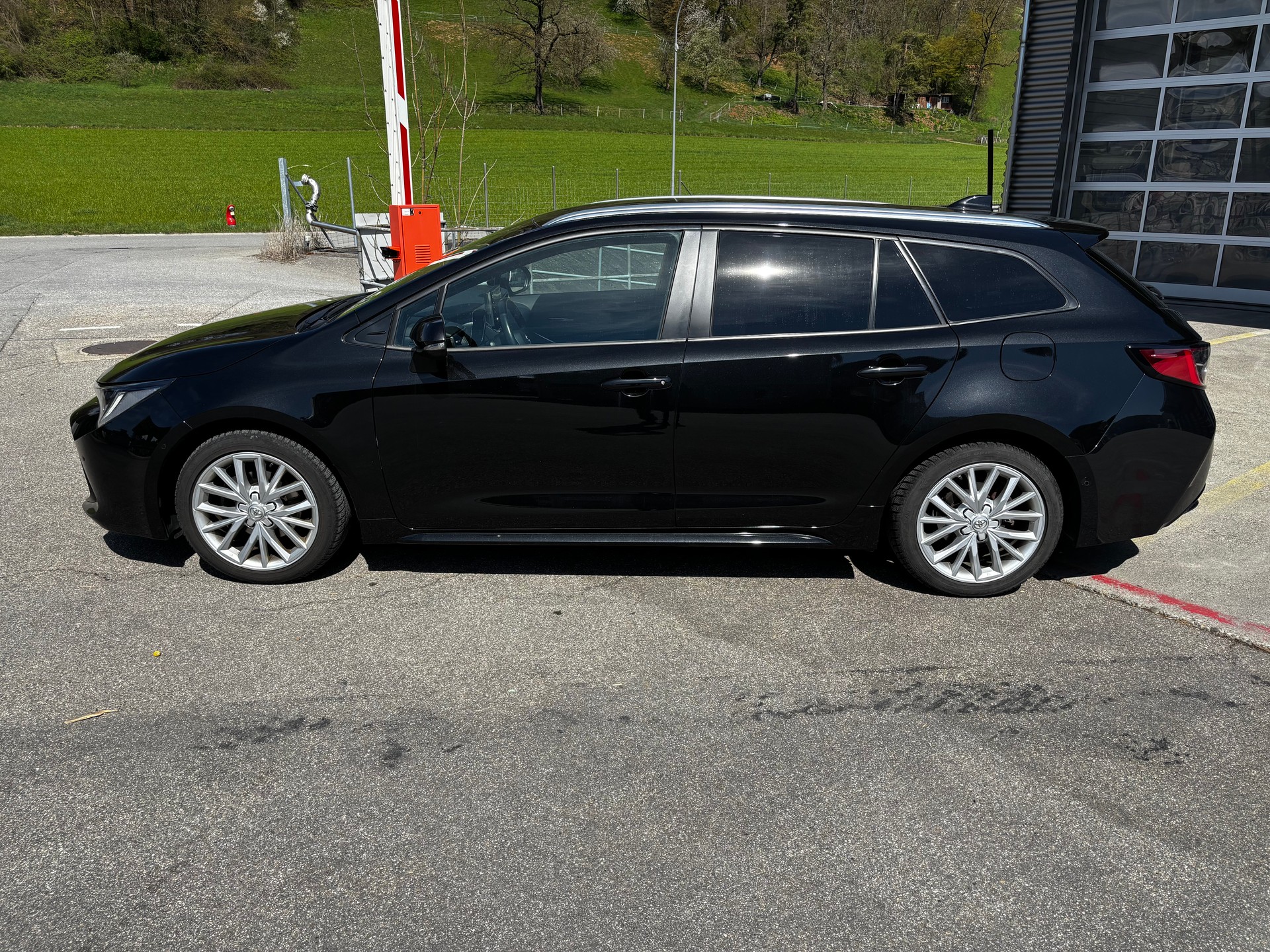 TOYOTA Corolla Touring Sports 1.8 HSD Trend e-CVT-image-2