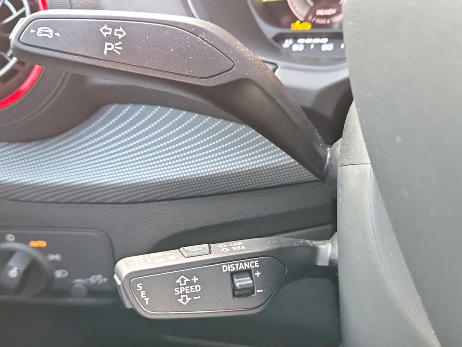 AUDI SQ2 TFSI quattro S-tronic Pfeilgrau Perleffekt-image-16