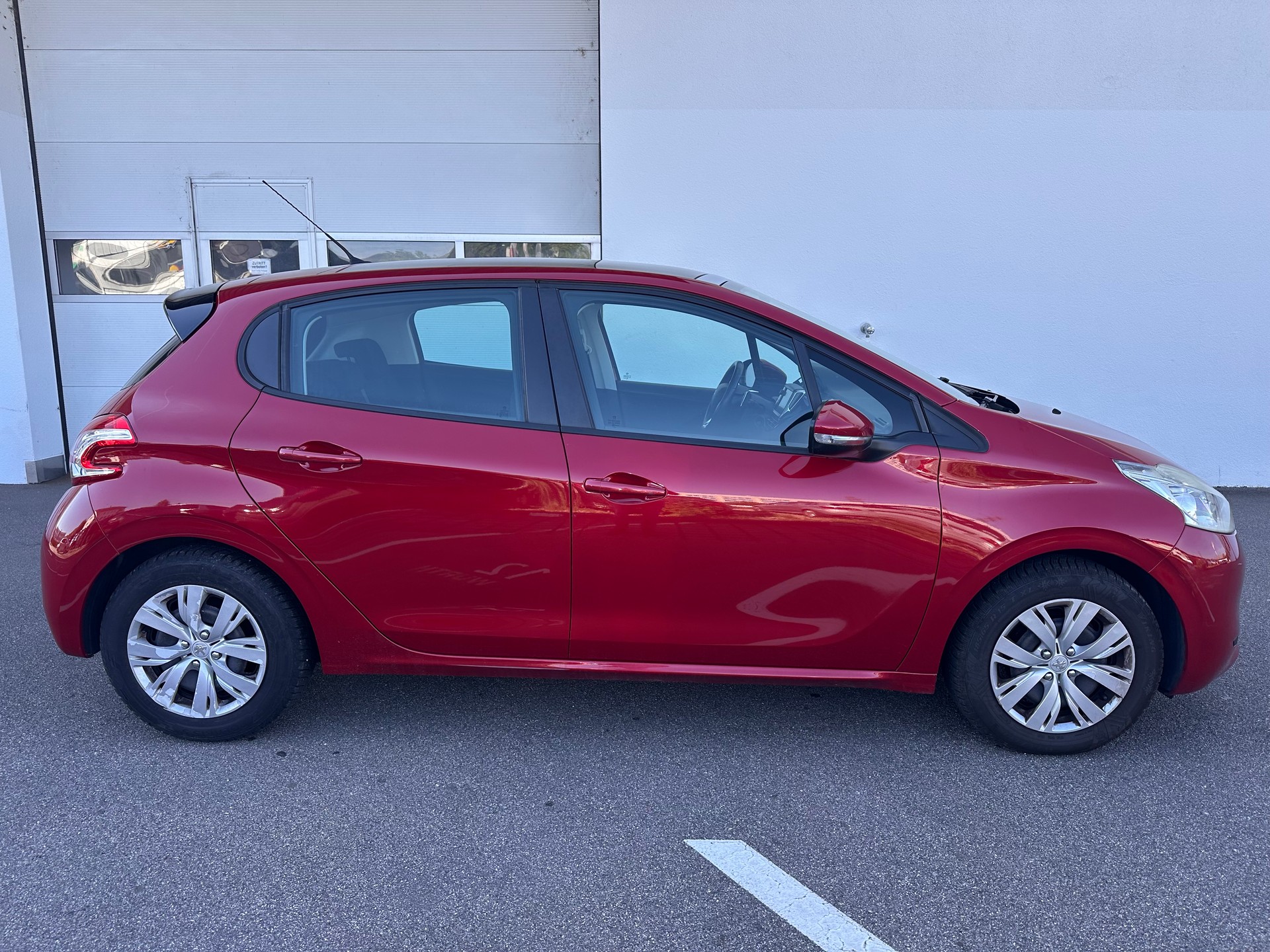 PEUGEOT 208 1.2 e-VTI Allur-image-3