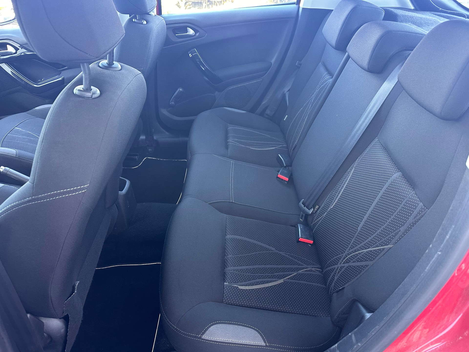 PEUGEOT 208 1.2 e-VTI Allur-image-11