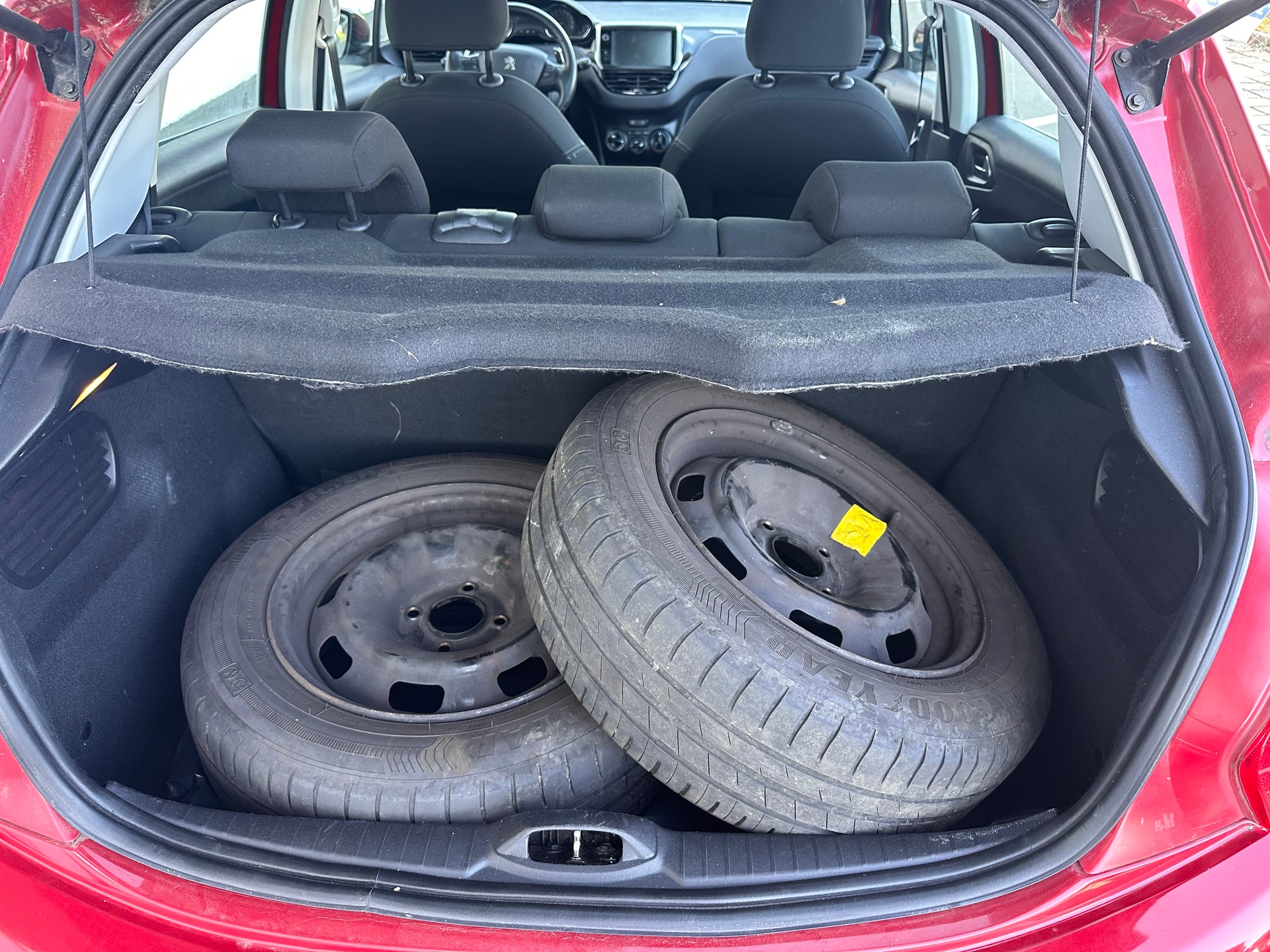PEUGEOT 208 1.2 e-VTI Allur-image-12