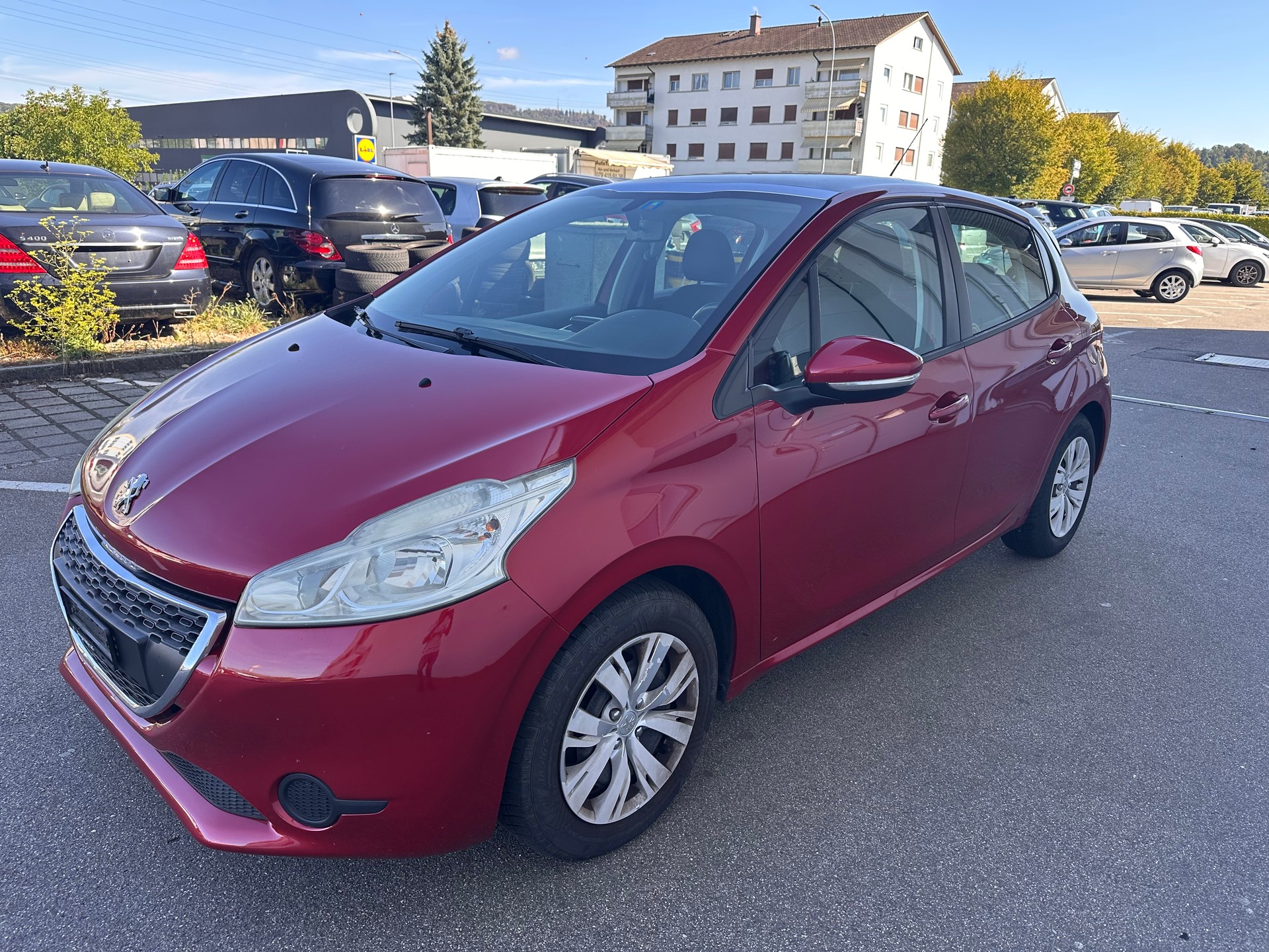 PEUGEOT 208 1.2 e-VTI Allur-image-0